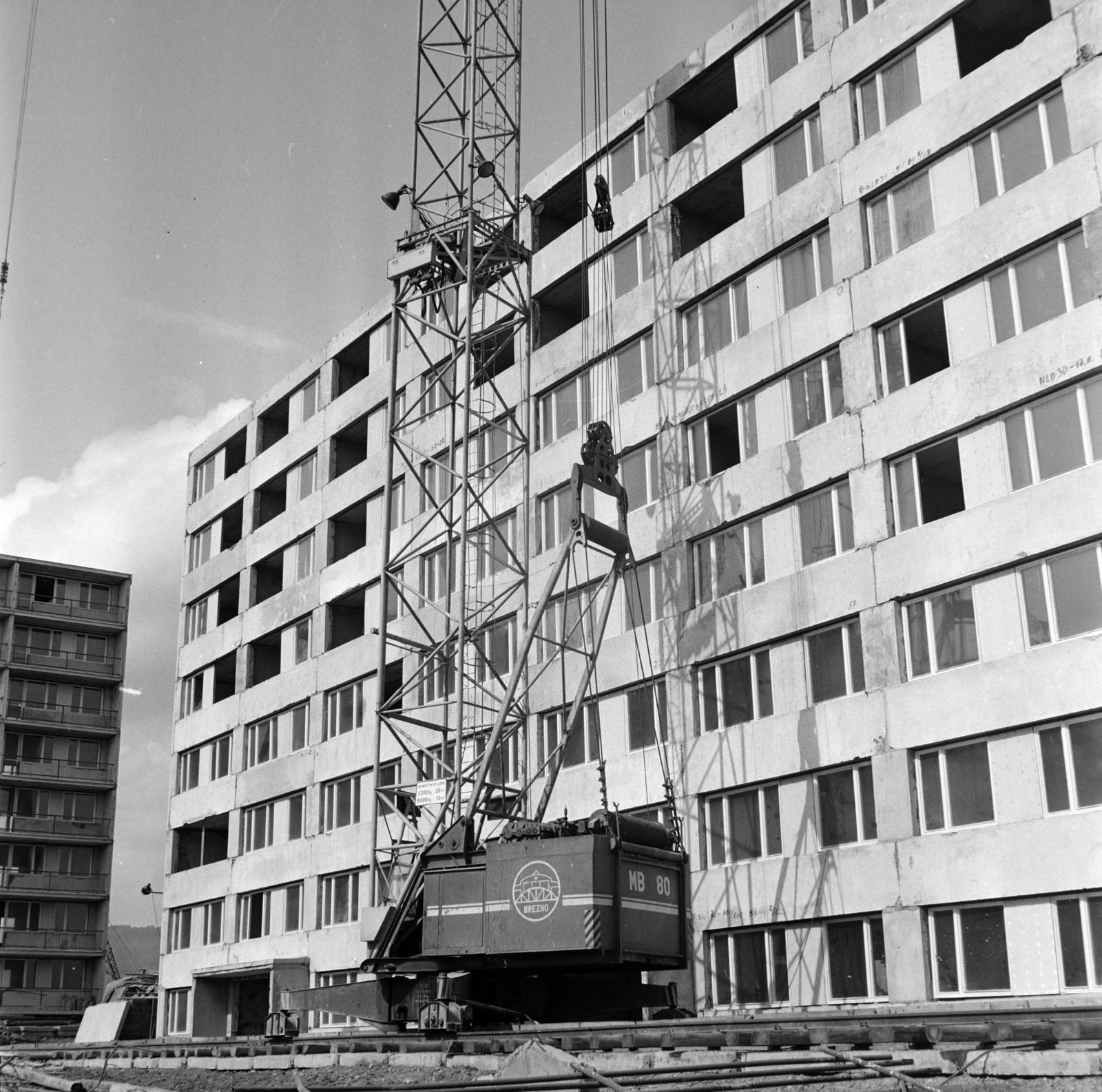 Slovakia, Košice, a Kassa-Nyugat lakótelep építkezése, jobbra az ulica Ipel'ska 14-18. számú panelház., 1964, Gábor Viktor, Fortepan #193897