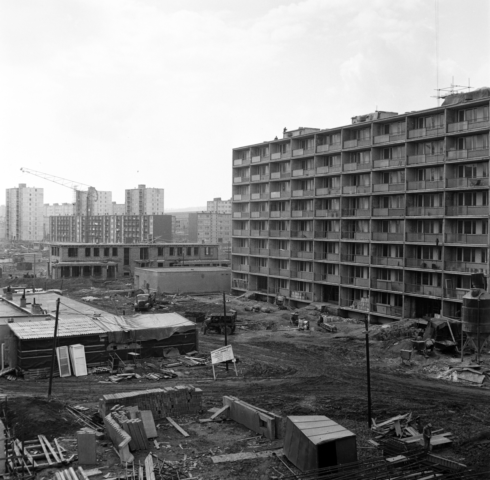 Slovakia, Košice, a Kassa-Nyugat lakótelep építkezése, jobbra az ulica Kysucká 8-12. számú panelház., 1964, Gábor Viktor, Fortepan #193899