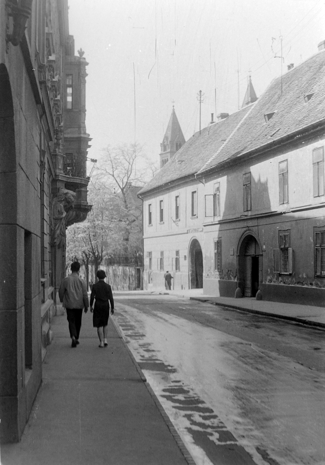 Magyarország, Pécs, Janus Pannonius utca., 1961, Wein Sarolta, séta, kapu, kerékvető, Fortepan #19390