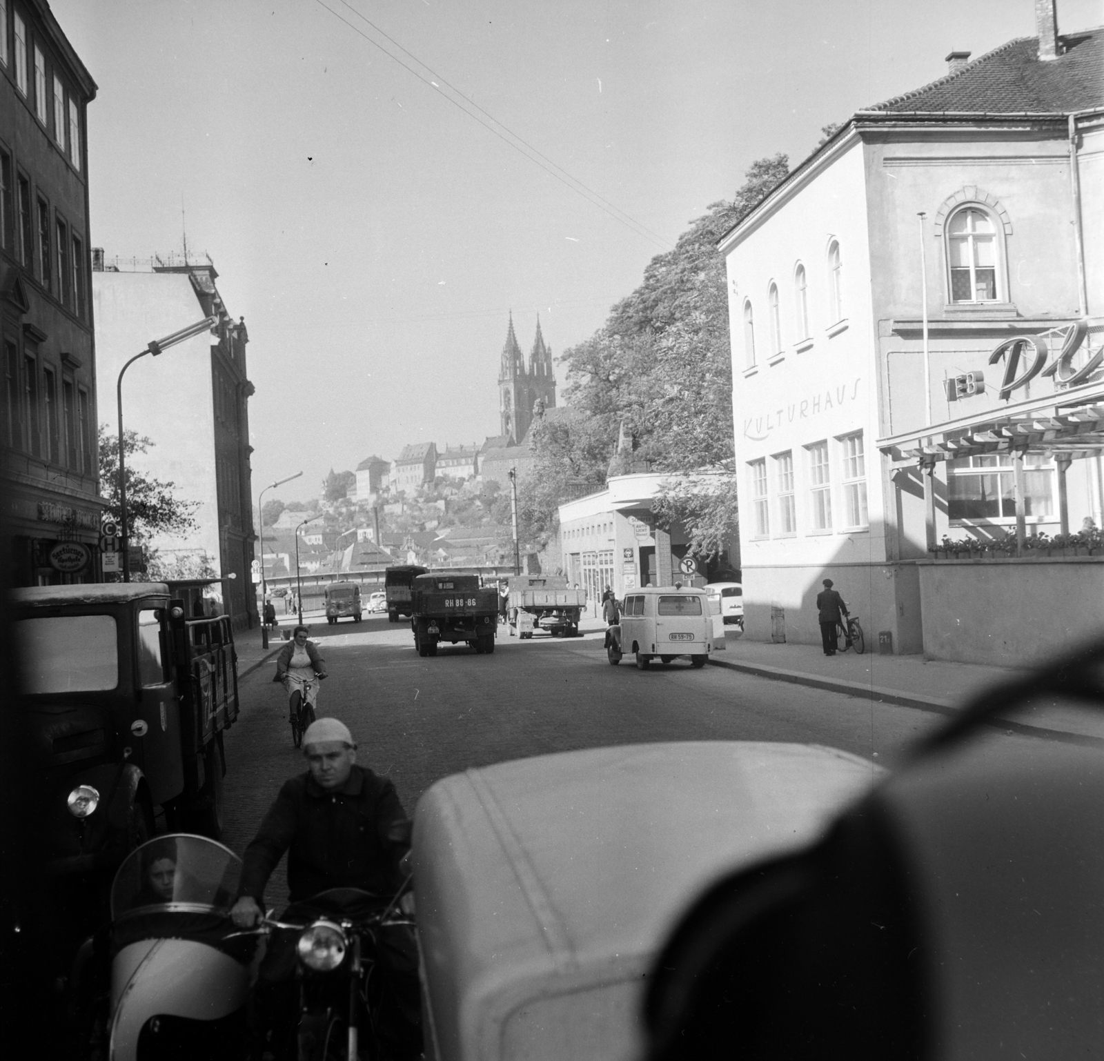 Németország, Meissen, Bahnhofstrasse, szemben az Elba folyó túlpartján a vár (Albrechtsburg) és a Dóm., 1965, Gábor Viktor, oldalkocsis motorkerékpár, Fortepan #193907