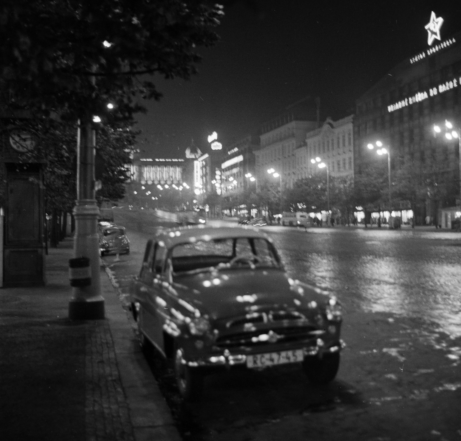 Csehország, Prága, Vencel tér (Václavské námestí), háttérben a Nemzeti Múzeum (Národní muzeum / NM)., 1965, Gábor Viktor, neonreklám, vörös csillag, Fortepan #193913