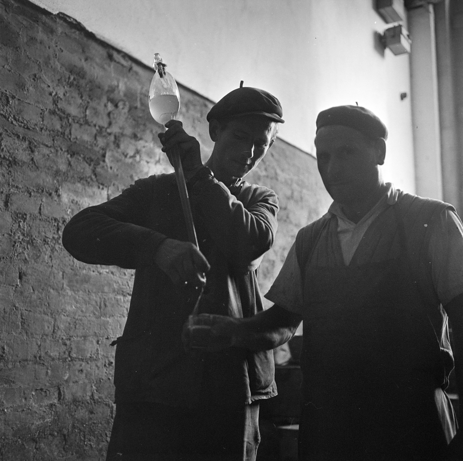 Hungary, a felvétel a Március 21. Termelőszövetkezet borospincéjénél készült szüret idején., 1964, Gábor Viktor, winery, wine thief, backlight, Fortepan #193923