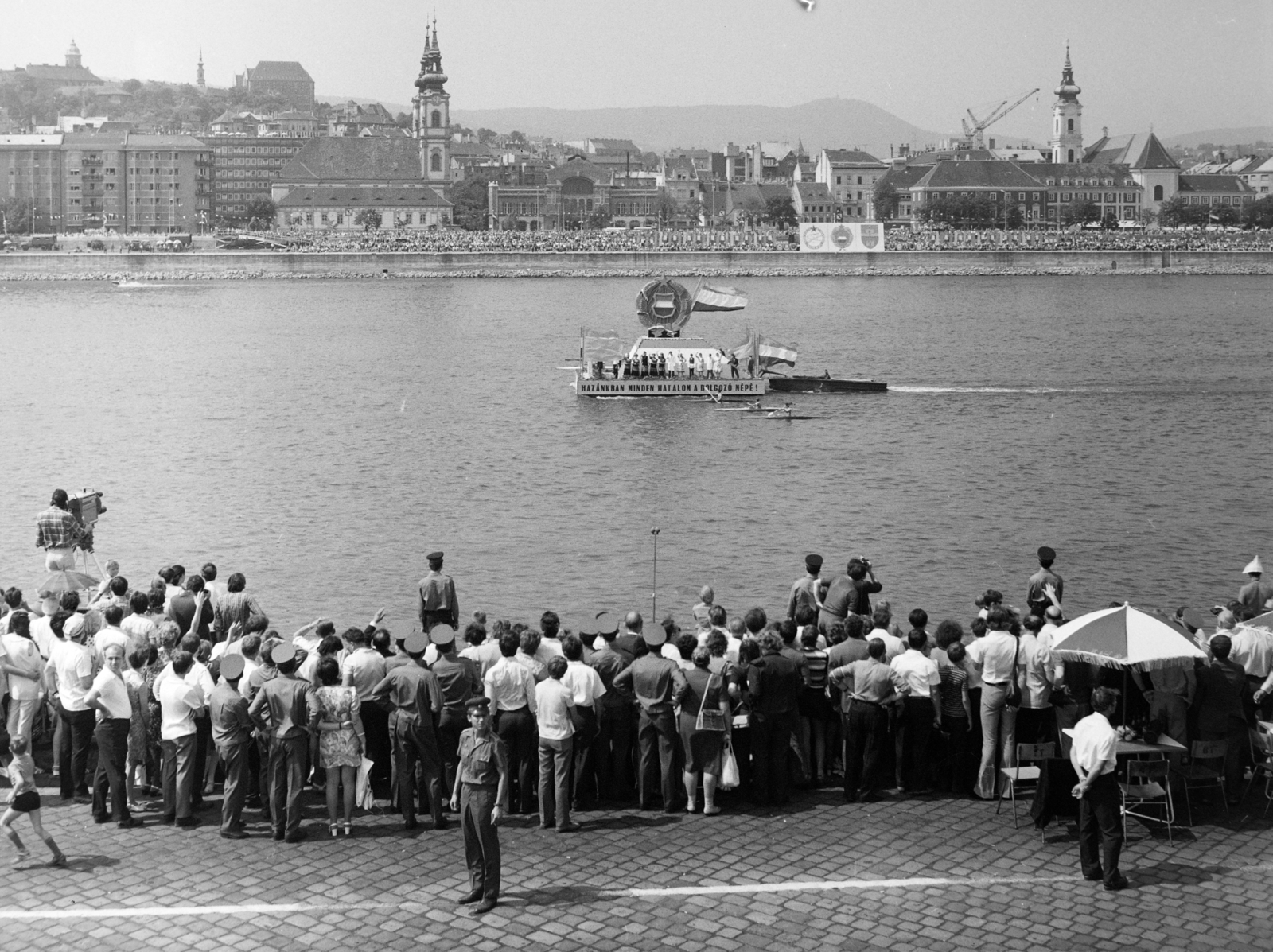 Hungary, Budapest V.,Budapest I., a Dunai augusztus 20-i vízi- és légiparádé nézői a pesti alsó rakparton. Szemben a Bem rakpart, és balra a Batthyány téri Szent Anna-templom, jobbra a Szent Ferenc sebei templom és az egykori ferences kolostor., 1978, Gábor Viktor, Budapest, Fortepan #193926