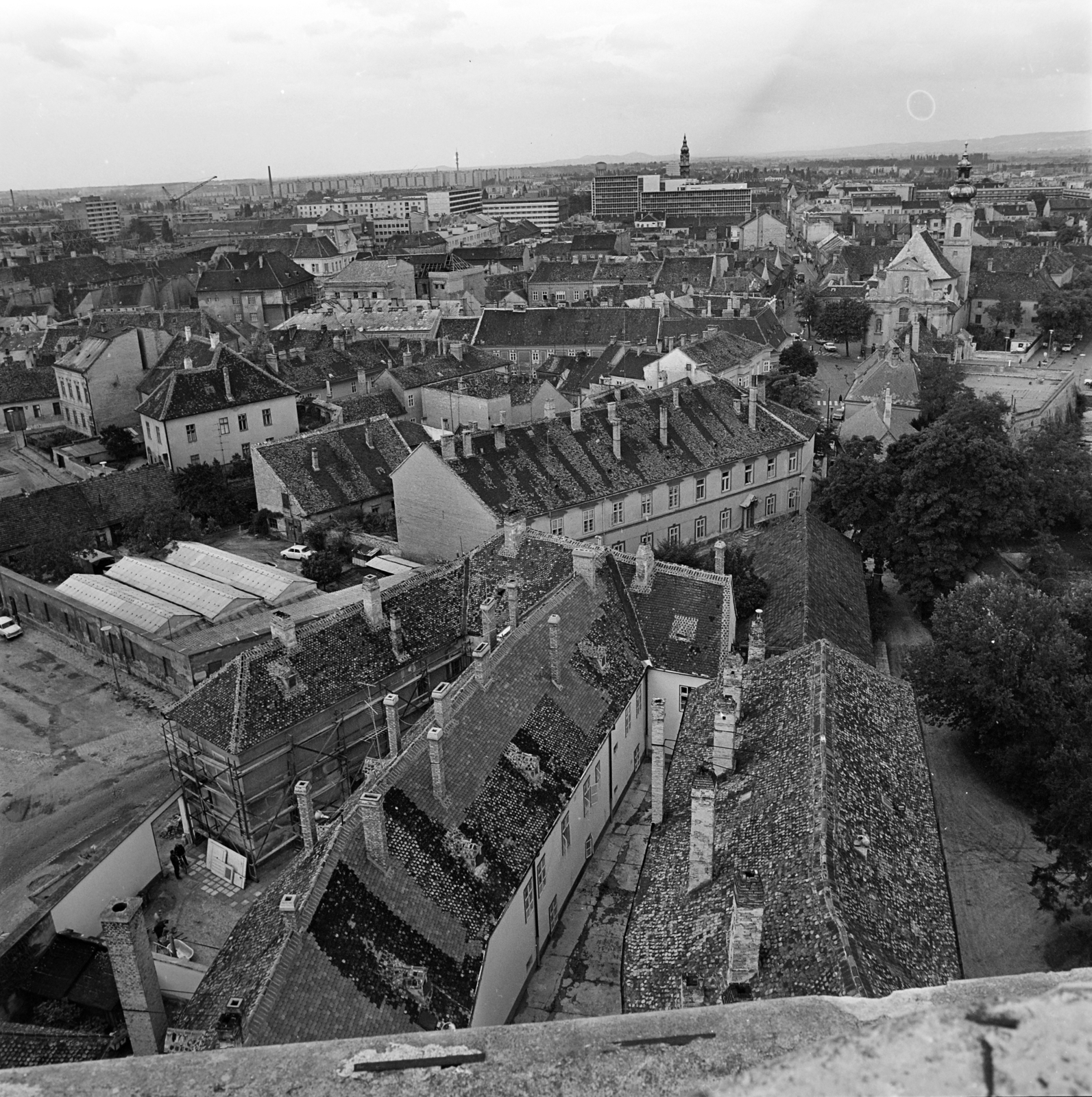 Magyarország, Győr, Káptalandomb, kilátás a Győri Egyházmegye Levéltárának tetejéről. A távolban a Városháza tornya, jobbra a Karmelita templom., 1976, Gábor Viktor, Fortepan #193933