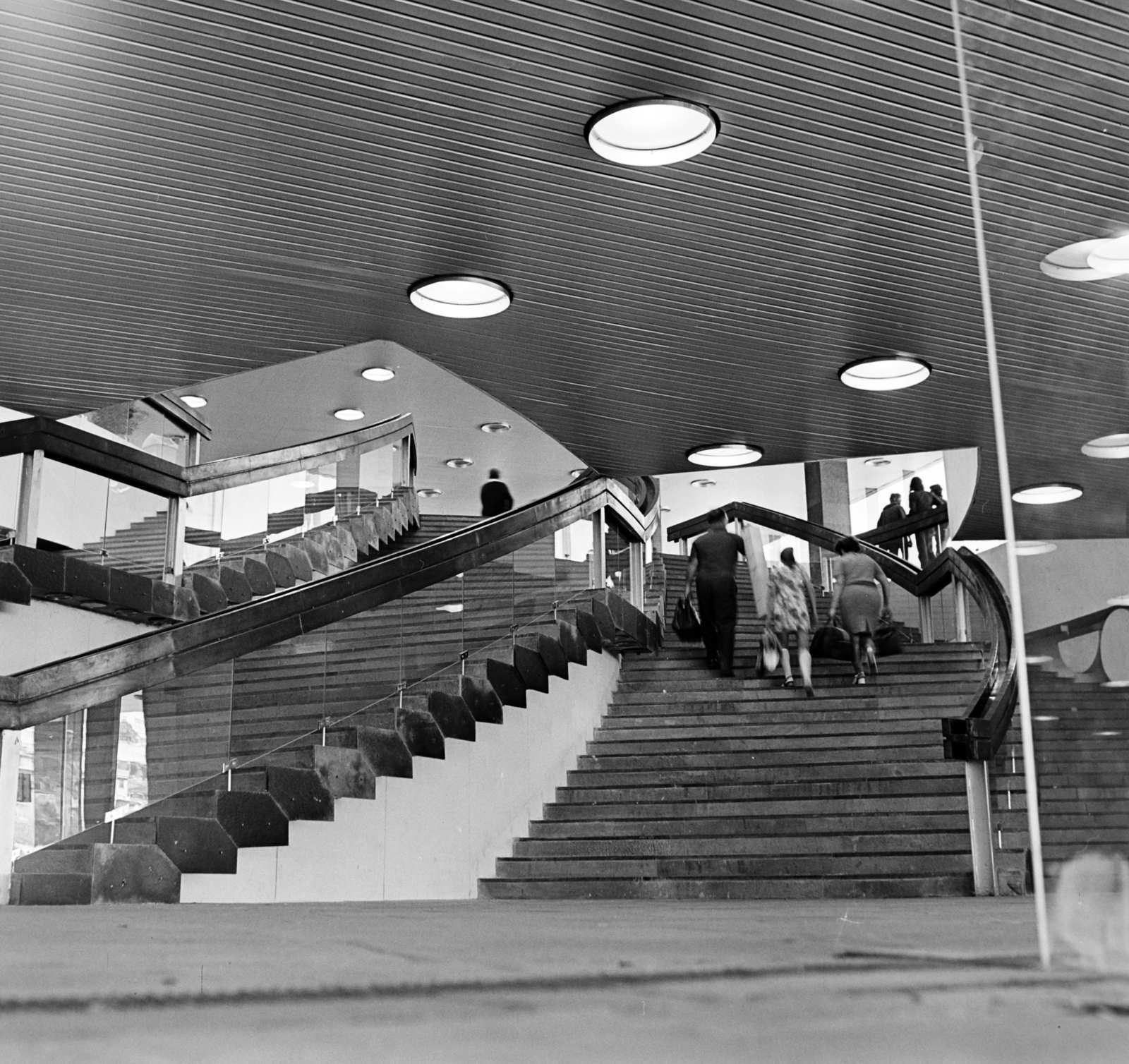 Hungary, Budapest I., Déli pályaudvar, feljárat a metróállomás felől a pénztárcsarnokba., 1973, Gábor Viktor, Budapest, Fortepan #193937