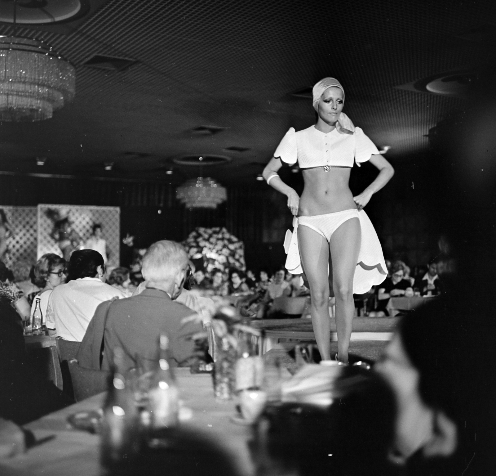 Hungary, Budapest V., divatbemutató a Hotel Duna Intercontinental báltermében, a kifutón Pataki Ági manöken.
, 1975, Gábor Viktor, fashion show, bathing suit, Budapest, Fortepan #193946