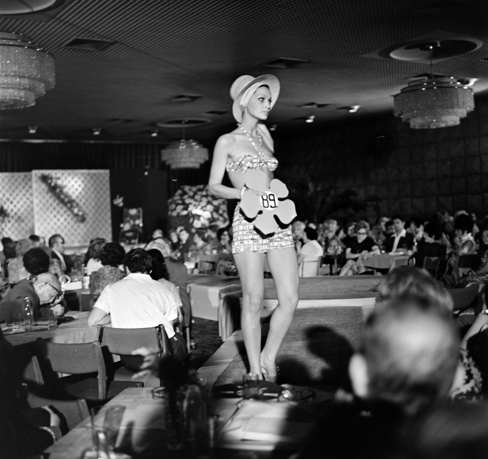 Hungary, Budapest V., divatbemutató a Hotel Duna Intercontinental báltermében, a kifutón Safranek Anna manöken.

, 1975, Gábor Viktor, fashion show, starting number, fashion, straw hat, Budapest, Fortepan #193947