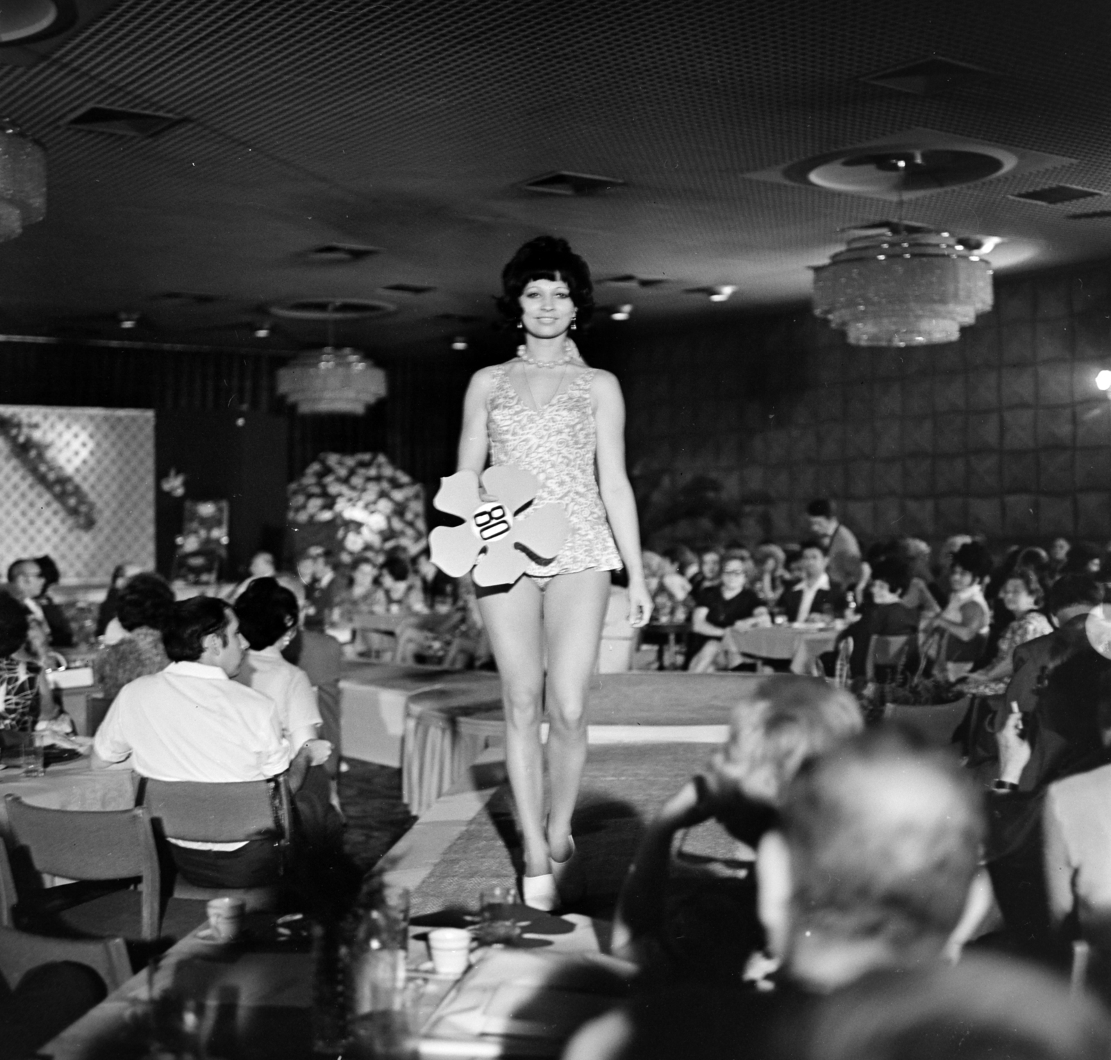 Hungary, Budapest V., divatbemutató a Hotel Duna Intercontinental báltermében., 1975, Gábor Viktor, fashion show, starting number, bathing suit, Budapest, Fortepan #193948