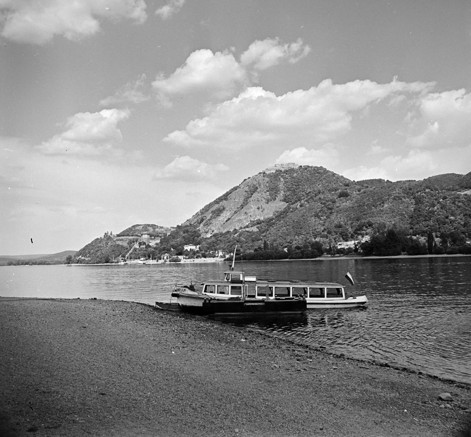 Hungary,Danube Bend, Nagymaros, Duna-part, szemben Visegrád, az Alsóvár és lakótornya / Salamon-torony, fenn a Fellegvár., 1970, Gábor Viktor, Fortepan #193950
