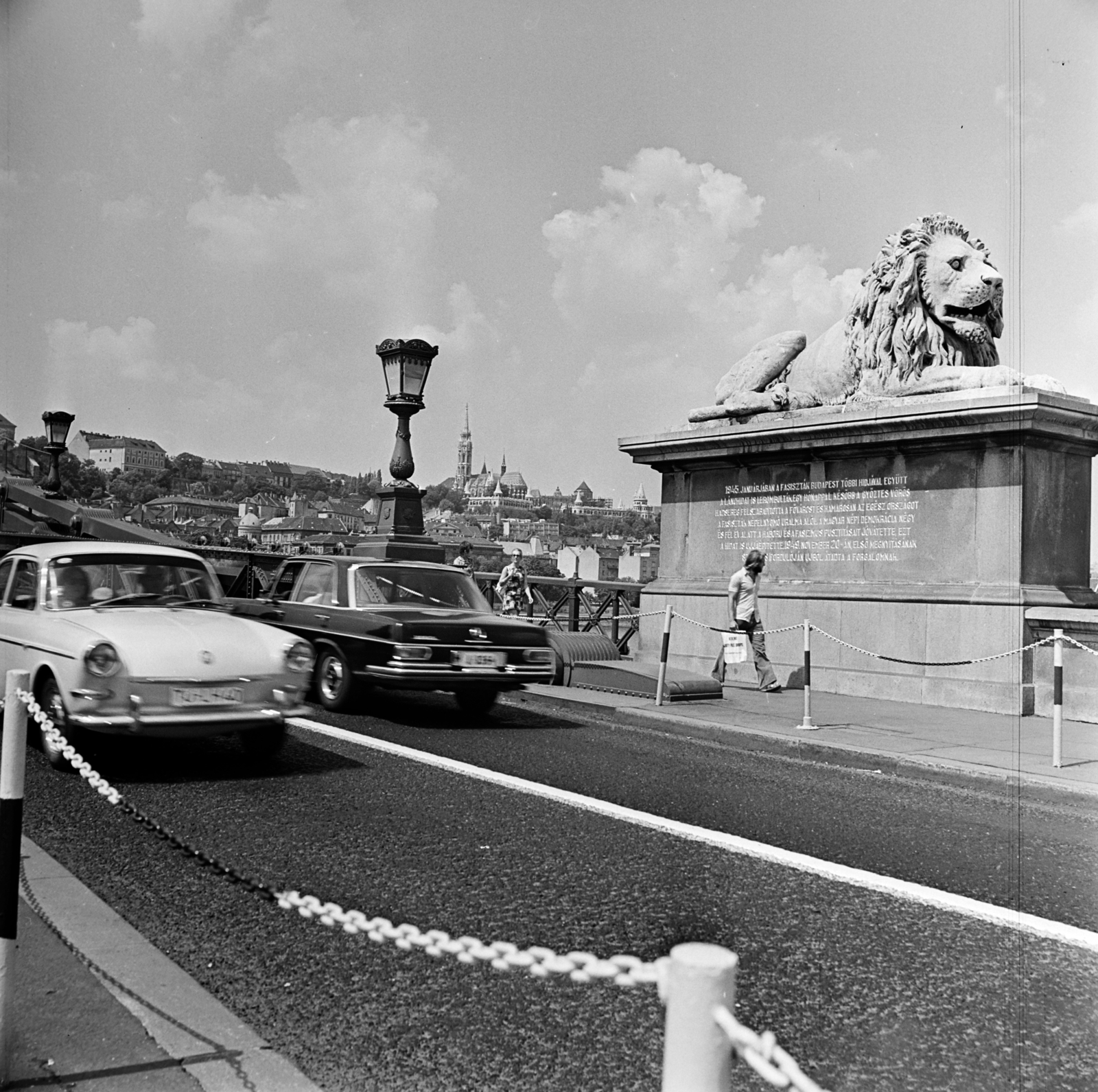 Hungary, Budapest V.,Budapest I., Széchenyi Lánchíd pesti hídfő, háttérben a budai Vár., 1971, Gábor Viktor, Volkswagen-brand, Budapest, Fortepan #193954
