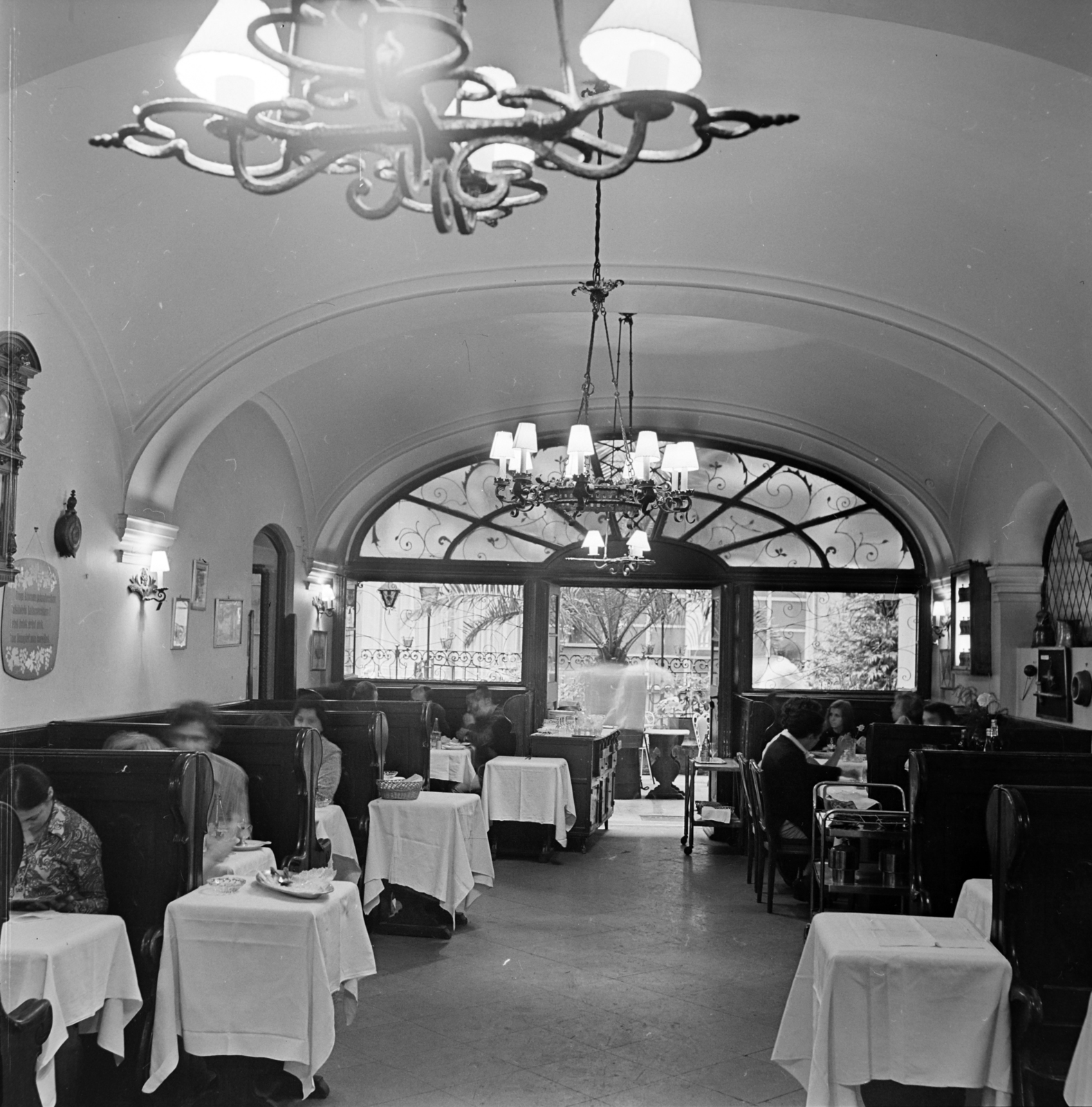 Hungary, Budapest V., Péterffy-palota a Galamb utca és Piarista (Pesti Barnabás) utca sarkán, benne a Százéves Étterem., 1971, Gábor Viktor, restaurant, restaurant, Budapest, Fortepan #193957