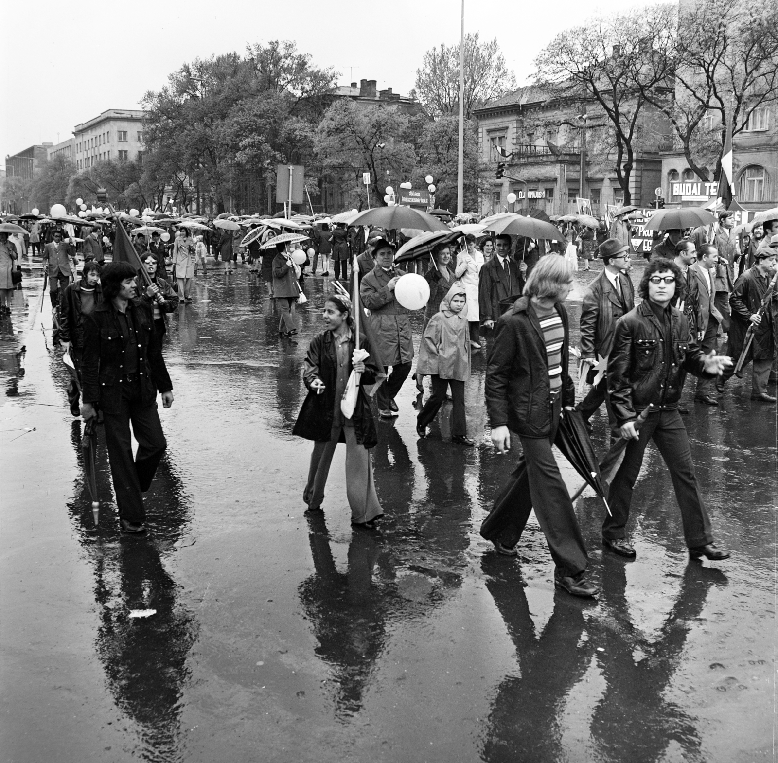 Hungary, Budapest XIV.,Budapest VI., Ötvenhatosok tere (Felvonulási tér), május 1-i felvonulás, jobbra a háttérben a Dózsa György út házsora., 1974, Gábor Viktor, Budapest, Fortepan #194006