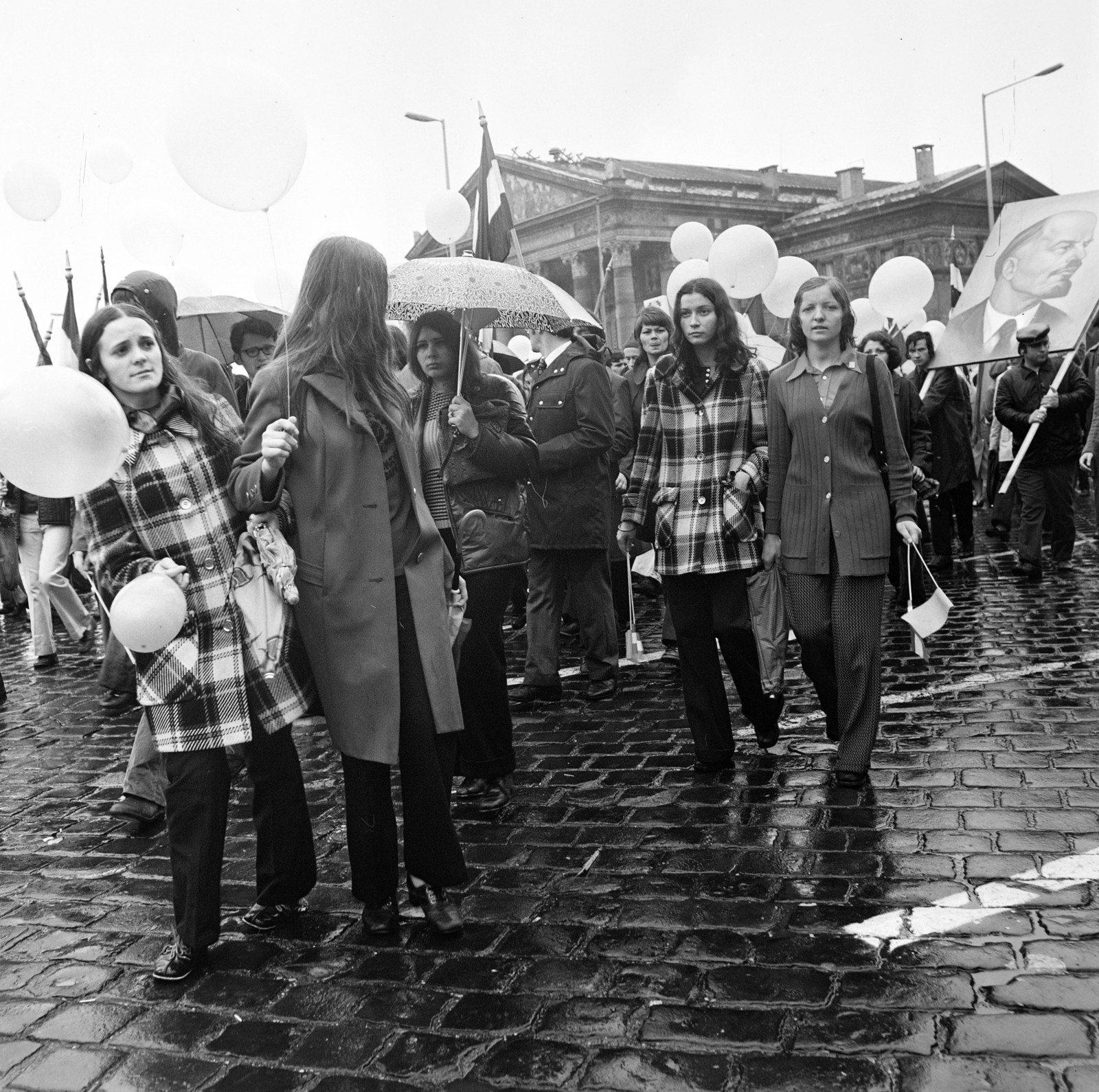 Hungary, Budapest XIV., a Dózsa György út a Hősök terénél, május 1-i felvonulás, háttérben a Műcsarnok., 1974, Gábor Viktor, Budapest, Fortepan #194007