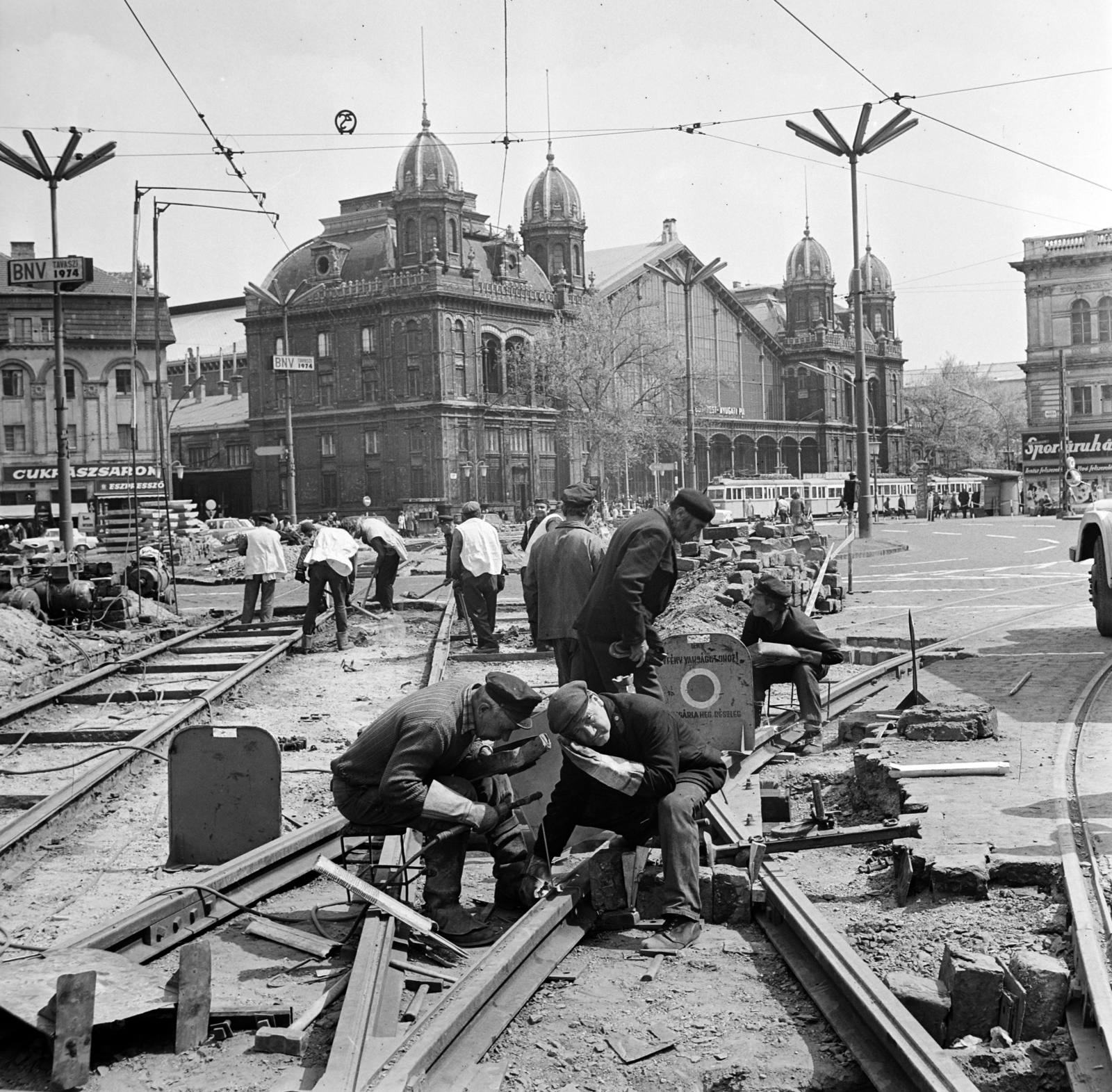 Hungary, Budapest V.,Budapest VI., Nyugati (Marx) tér, Nyugati pályaudvar a Szent István körút felől nézve., 1974, Gábor Viktor, Budapest, Fortepan #194011