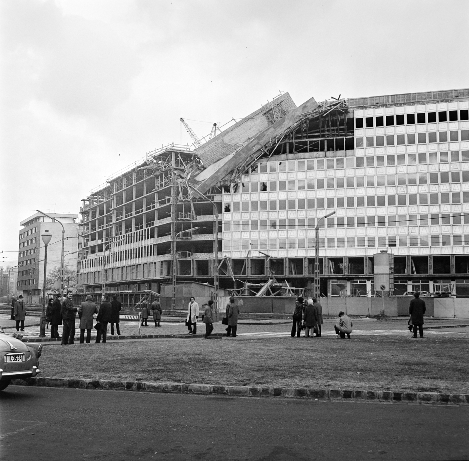 Hungary, Budapest XI., Budafoki út - Október huszonharmadika (Schönherz Zoltán) utca sarok, az épülő Országos Kőolaj- és Gázipari Tröszt (OKGT) székház leomlott födéme., 1973, Gábor Viktor, Budapest, Fortepan #194018