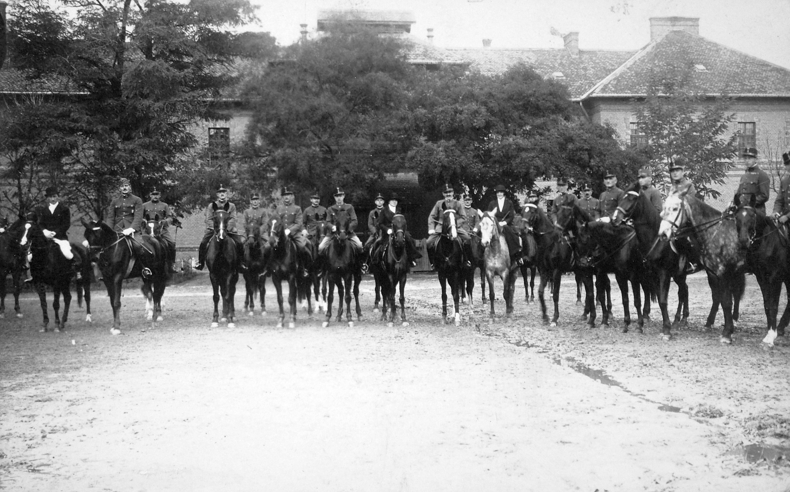 1918, Lencse Zoltán, First World War, uniform, horse, yard, tableau, men, military, rider, Fortepan #19404