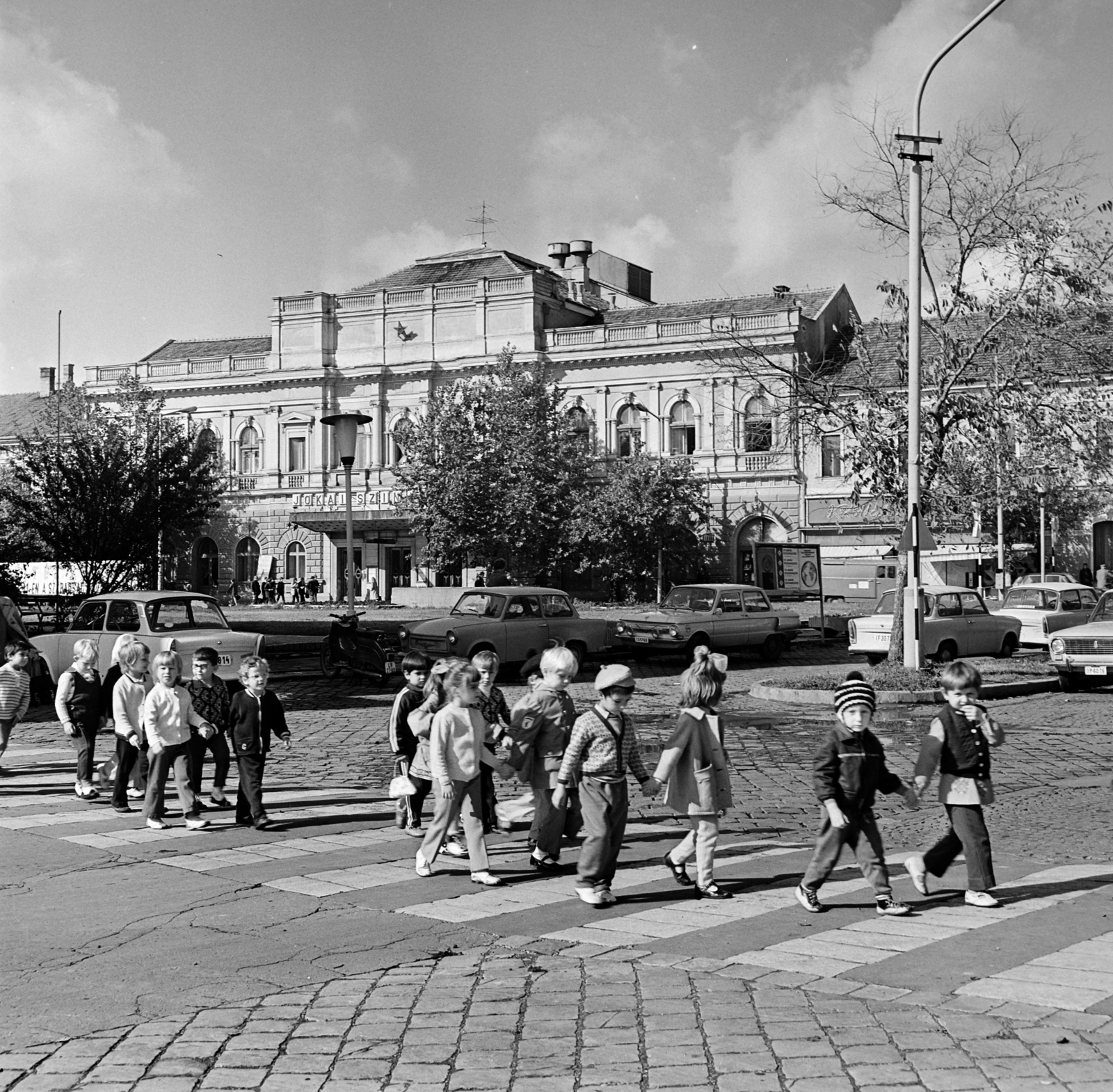 Hungary, Békéscsaba, Andrássy út (Tanácsköztársaság útja), szemben a Jókai Színház., 1974, Gábor Viktor, Fortepan #194044