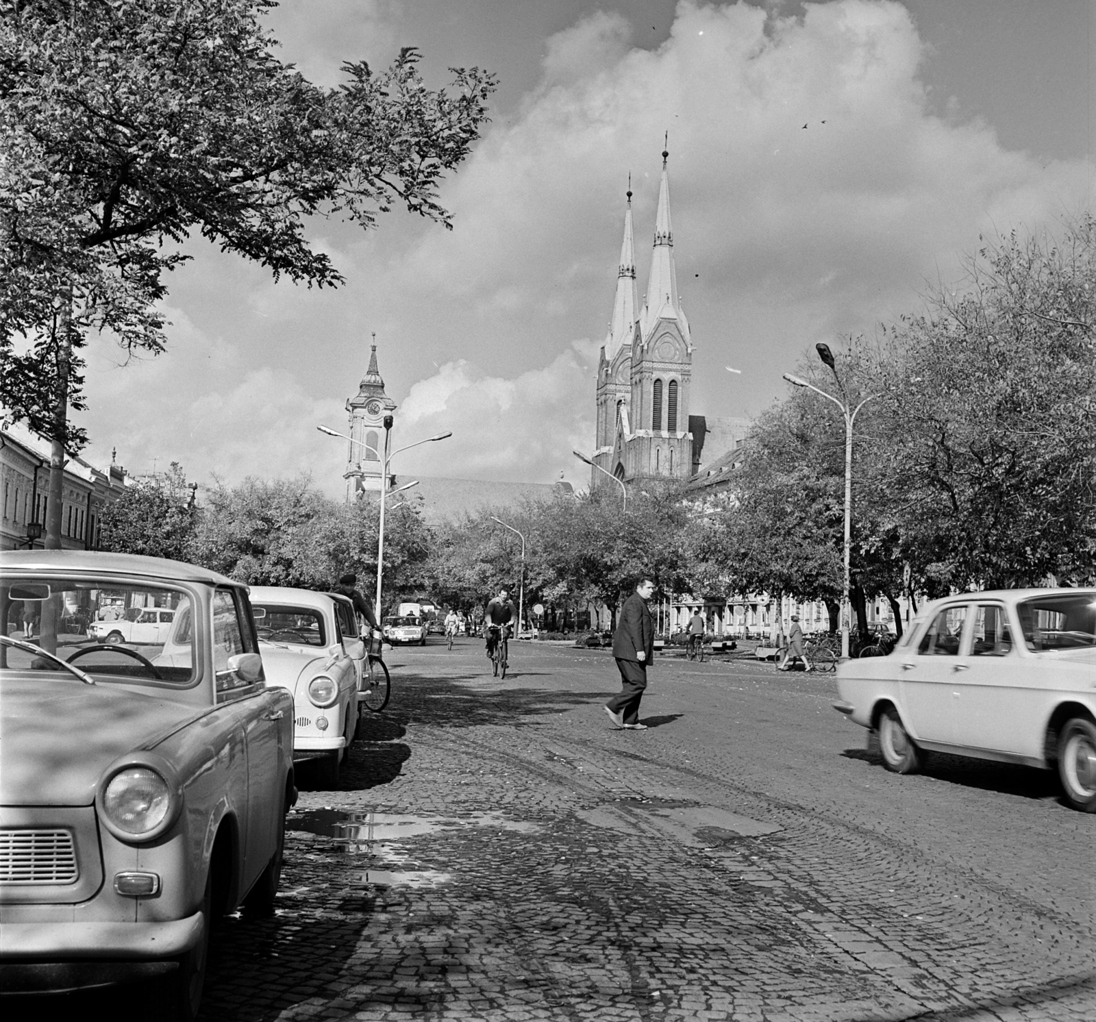 Hungary, Békéscsaba, Szent István (István király) tér, balra az evangélikus Nagytemplom, jobbra a Belvárosi Páduai Szent Antal-templom., 1974, Gábor Viktor, Trabant-brand, Fortepan #194045