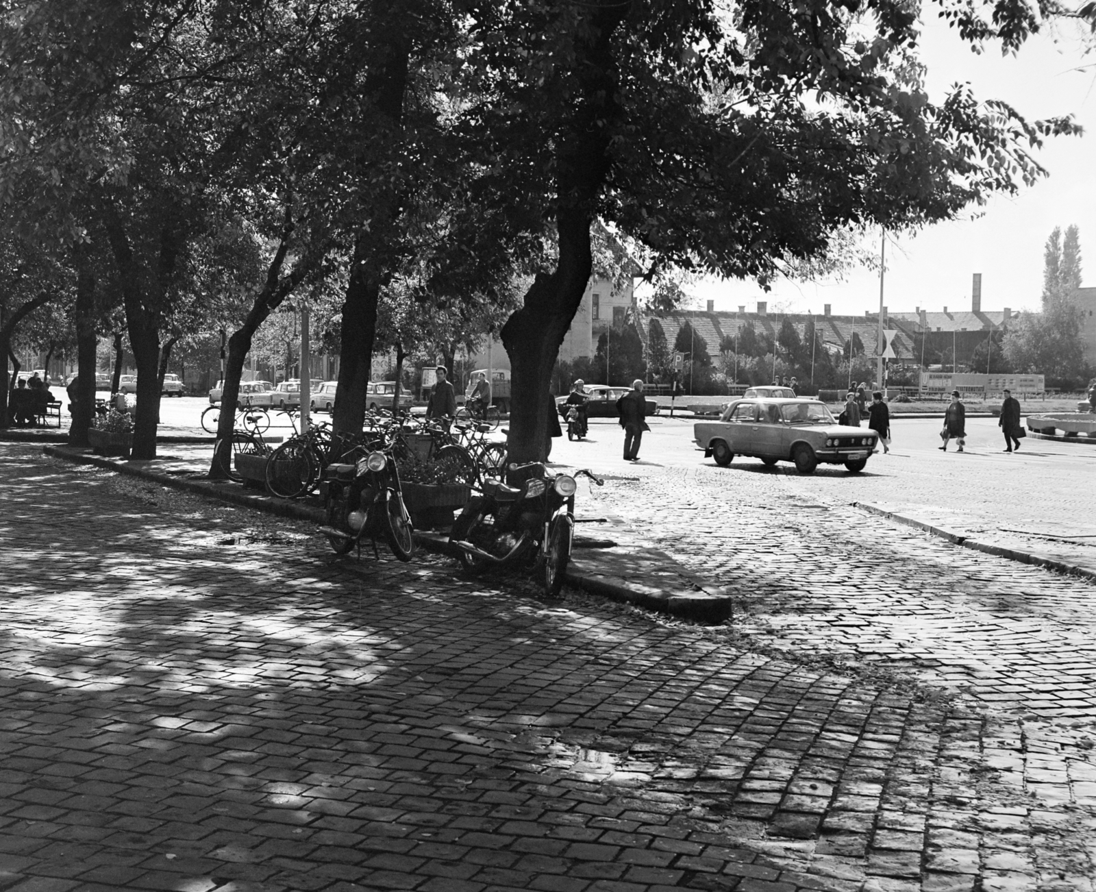 Magyarország, Békéscsaba, Szent István (István király) tér a Szabadság tér - Andrássy út (Tanácsköztársaság útja) sarok felé nézve., 1974, Gábor Viktor, Polski Fiat 125p, Fortepan #194046