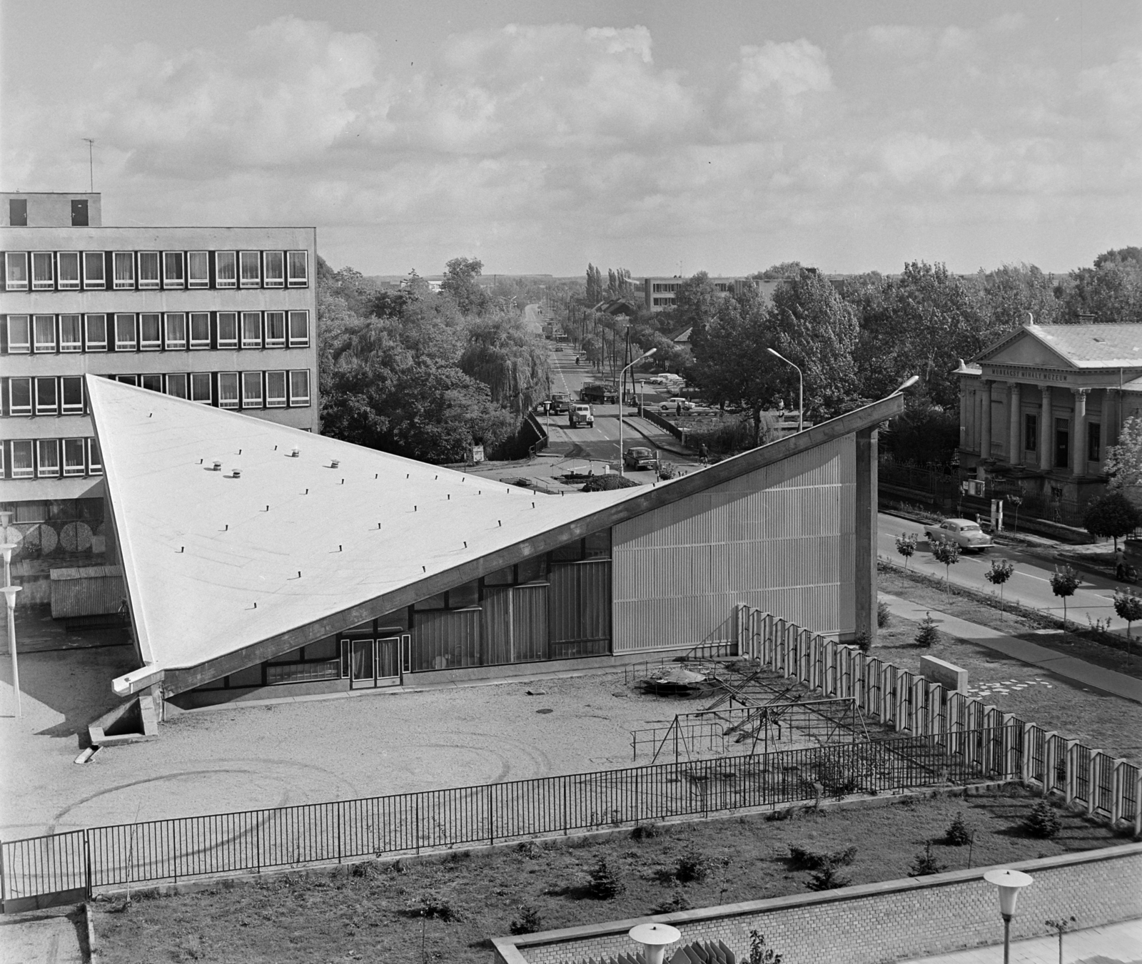 Hungary, Békéscsaba, kilátás a Körös Hotel-ből a Széchenyi utca felé. Balra az Ifjúsági és Úttörőház (később Ifjúsági Ház és Általános Társaskör, ma Csabagyöngye Kulturális Központ), jobbra a Munkácsy Mihály Múzeum., 1974, Gábor Viktor, modern architecture, Hyperbolic paraboloid shells , Fortepan #194048