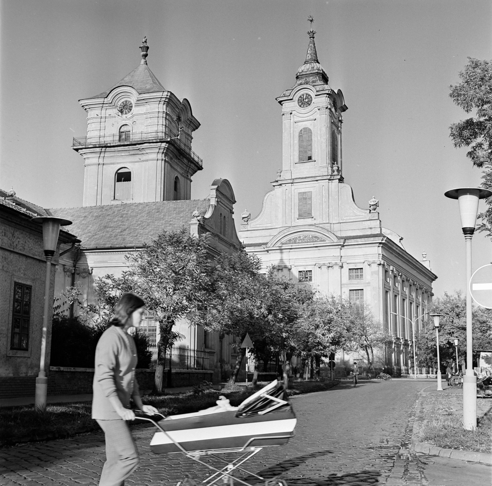 Hungary, Békéscsaba, Luther utca a Hunyadi térnél. Balra az evangélikus Kistemplom (Öregtemplom), szemben az evangélikus Nagytemplom., 1974, Gábor Viktor, Fortepan #194053