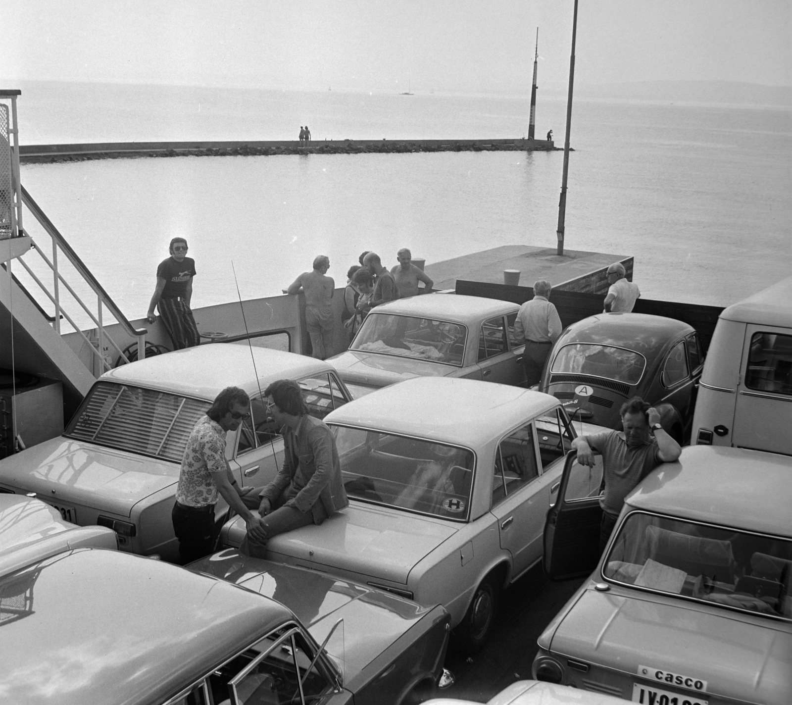 Hungary,Lake Balaton, Szántód, rév, a felvétel a Szántód-Tihany között közlekedő komp fedélzetén készült., 1975, Gábor Viktor, Zaporozhetz-brand, automobile, ferry, boat trip, Fortepan #194059