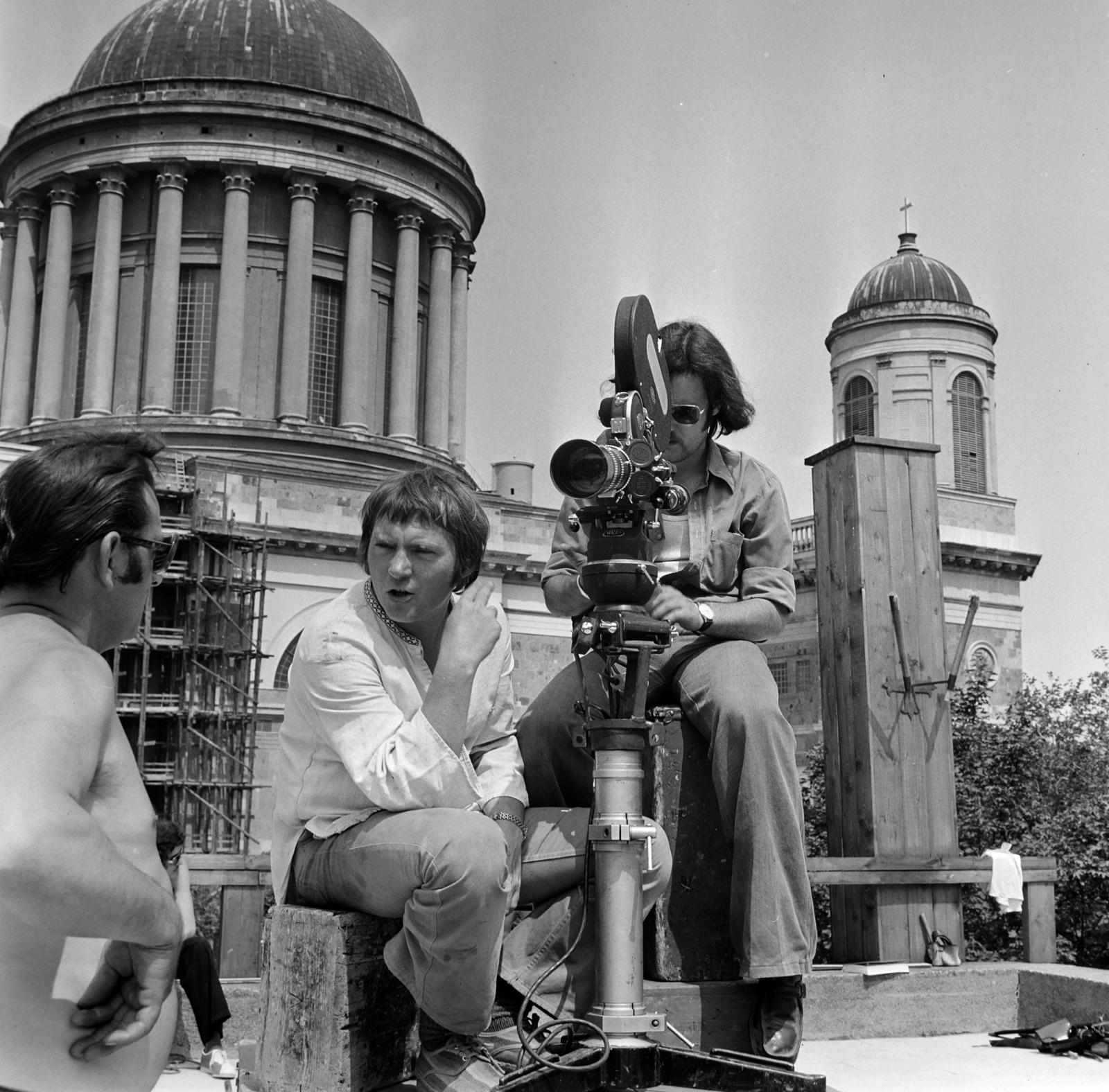 Hungary, Esztergom, az Itt járt Mátyás király... című tévéfilmsorozat forgatása a Vármúzeum területén, háttérben a Bazilika. Középen Halász Mihály operatőr., 1974, Gábor Viktor, filming, Fortepan #194071