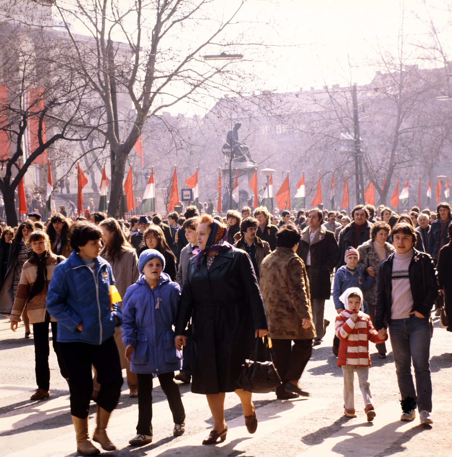 Hungary, Budapest VIII., Múzeum körút, háttérben a Magyar Nemzeti Múzeum, március 15-i ünnepség résztvevői., 1980, Gábor Viktor, Budapest, Fortepan #194079
