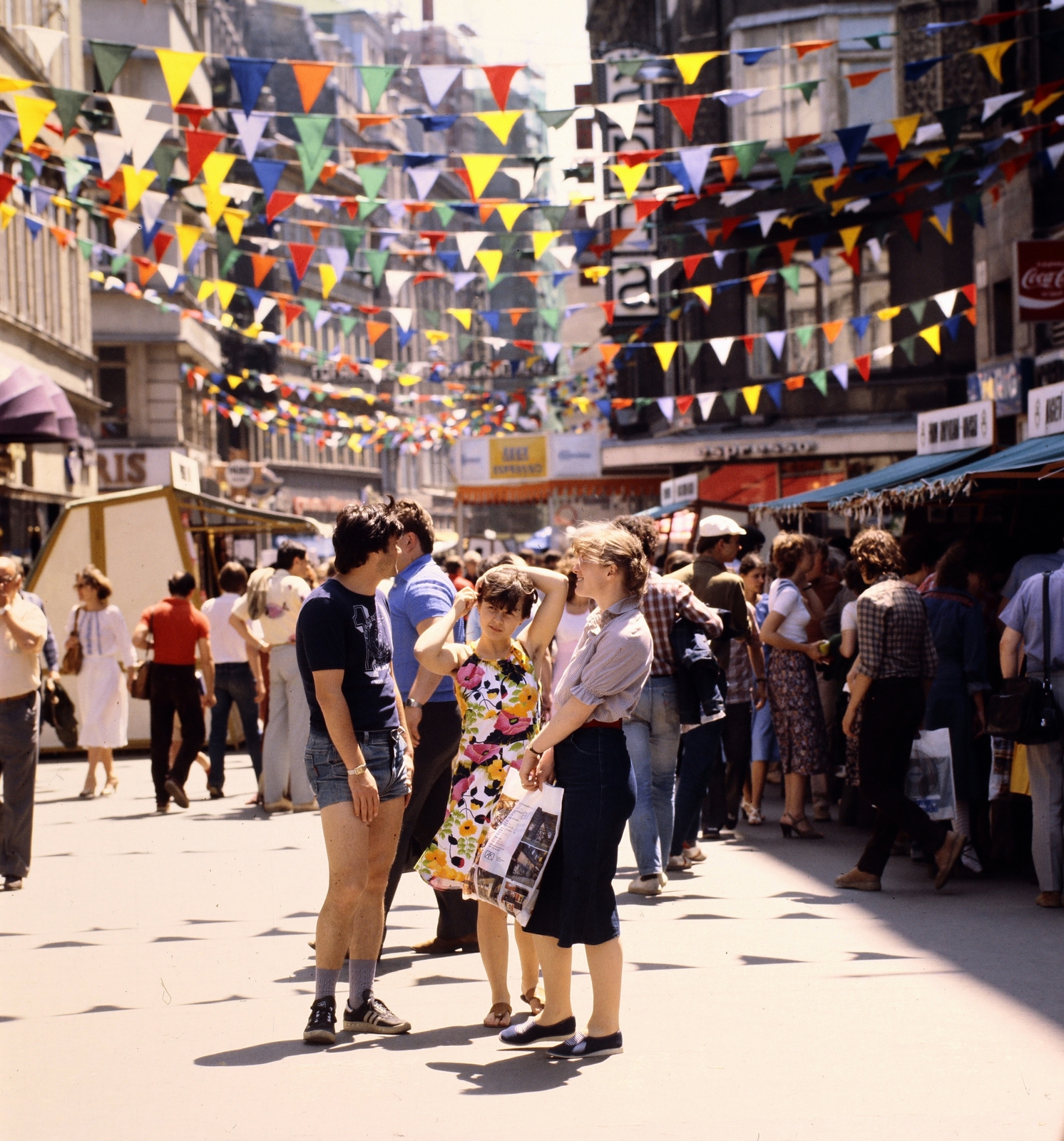 Hungary, Budapest V., Váci utca a Vörösmarty tér felől a Türr István utca felé nézve. Ünnepi Könyvhét., 1982, Gábor Viktor, colorful, Budapest, Fortepan #194113