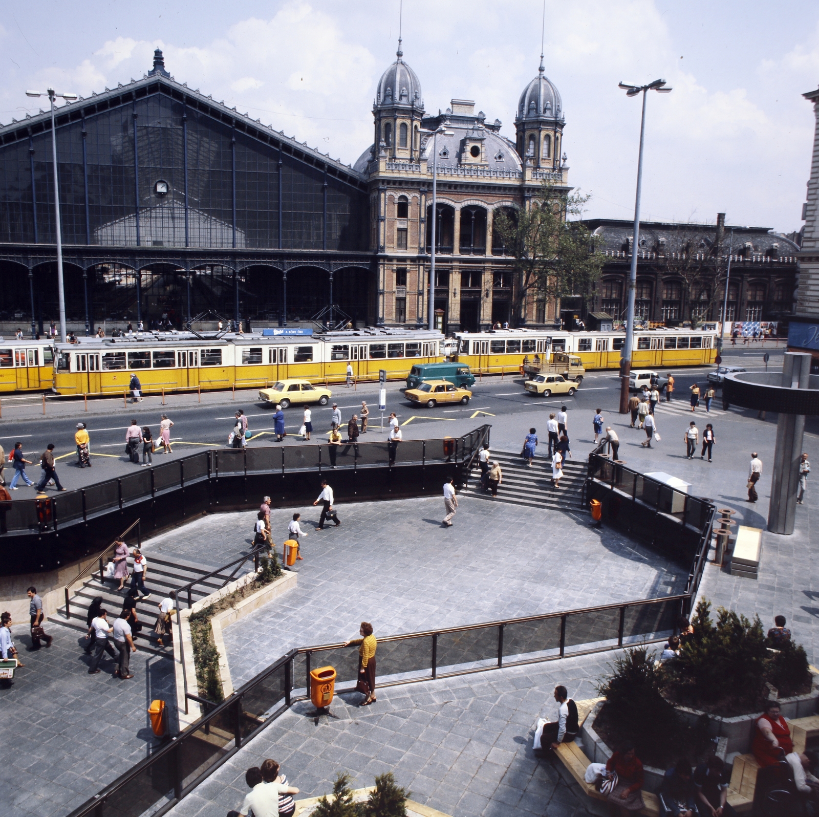 Hungary, Budapest VI., Nyugati (Marx) tér, szemben a Teréz (Lenin) körúton a Nyugati pályaudvar., 1984, Gábor Viktor, tram, underpass, train station, Budapest, Fortepan #194116