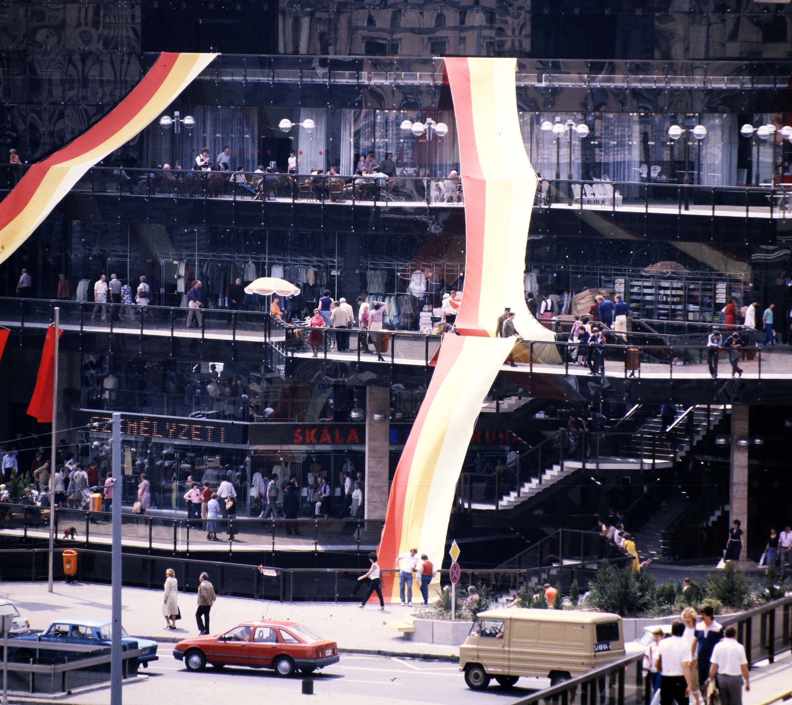 Hungary, Budapest VI., Nyugati (Marx) tér, Skála Metró nagyáruház., 1984, Gábor Viktor, Zuk-brand, Budapest, Fortepan #194117