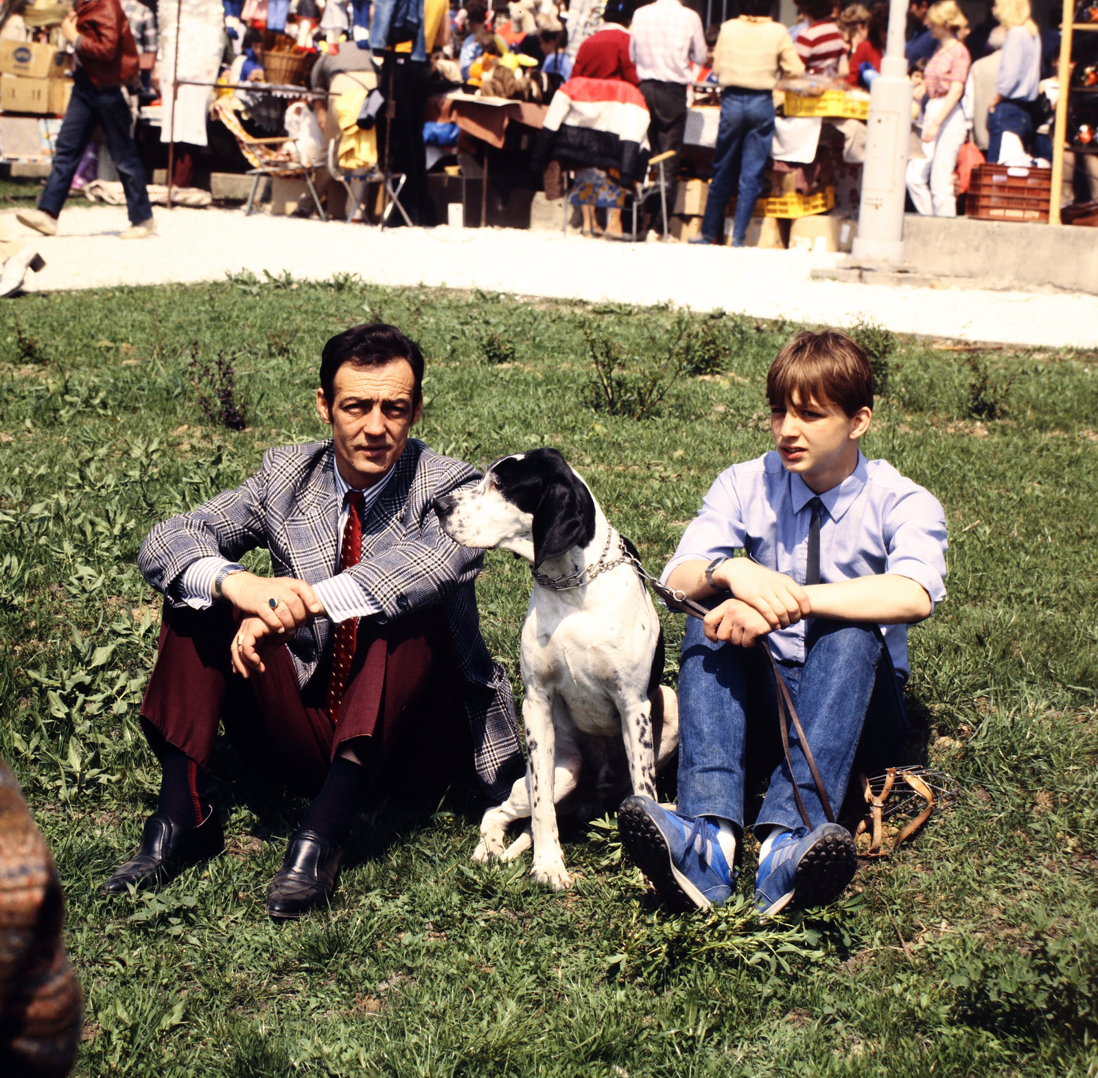 Hungary, Budapest II., Marczibányi tér, a felvétel egy kutyakiállítás és vásár idején készült., 1982, Gábor Viktor, colorful, dog, Budapest, Fortepan #194120