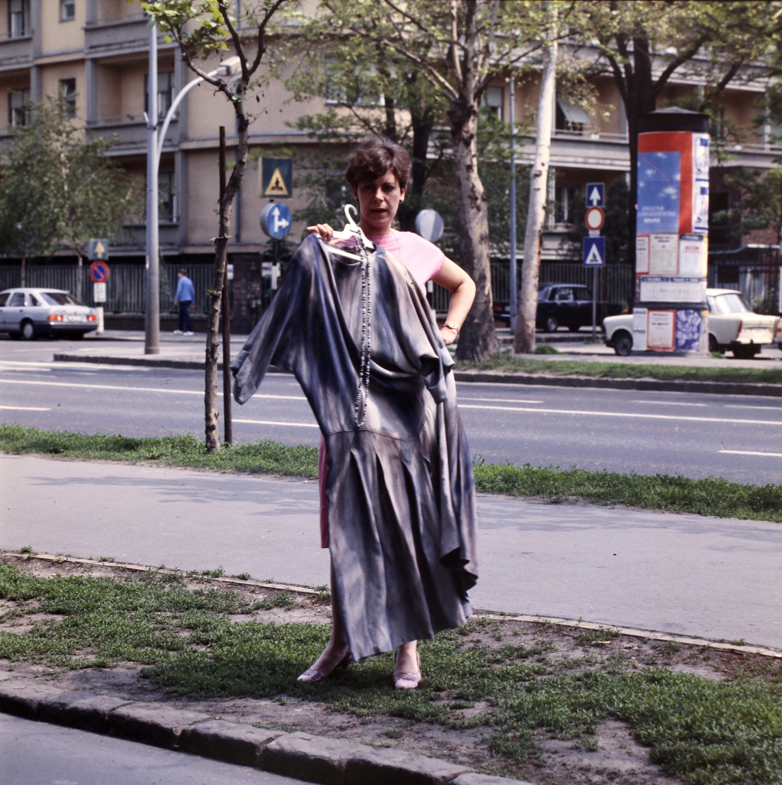 Hungary, Budapest VI., Andrássy út (Népköztársaság útja) a Munkácsy Mihály utca kereszteződésénél. Bartunek Katalin ruhatervező iparművész által tervezett ruha., 1985, Gábor Viktor, Budapest, Fortepan #194122