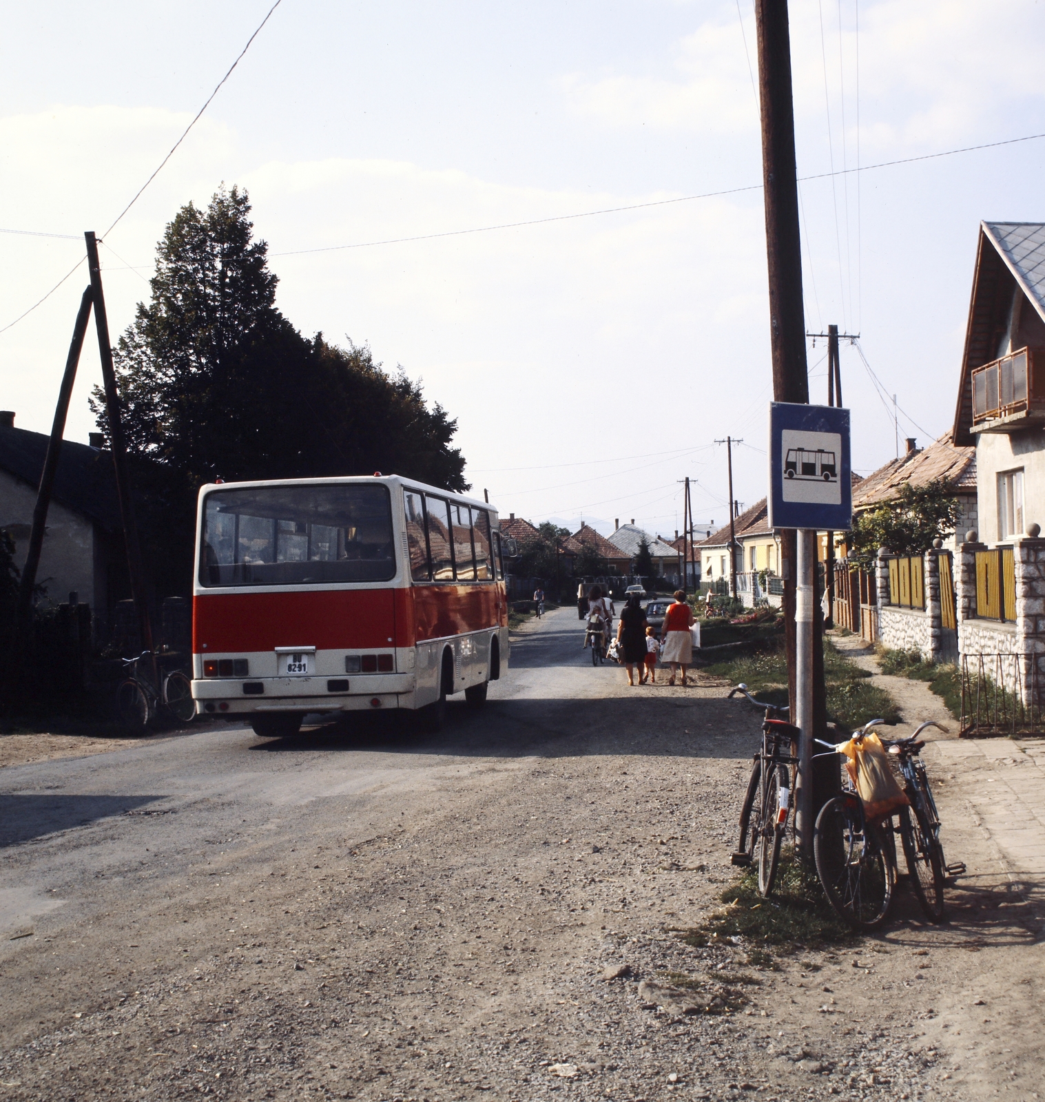 Magyarország, Tard, Béke út., 1982, Gábor Viktor, színes, Ikarus-márka, autóbusz, Ikarus 211, Fortepan #194123