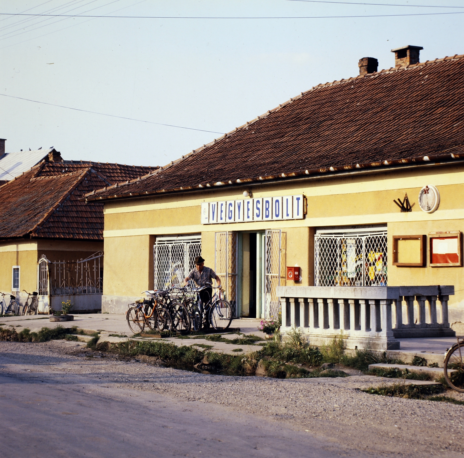 Magyarország, Tard, ÁFÉSZ vegyesbolt a Béke úton a Béke tér felől nézve., 1982, Gábor Viktor, színes, vegyesbolt, Fortepan #194124