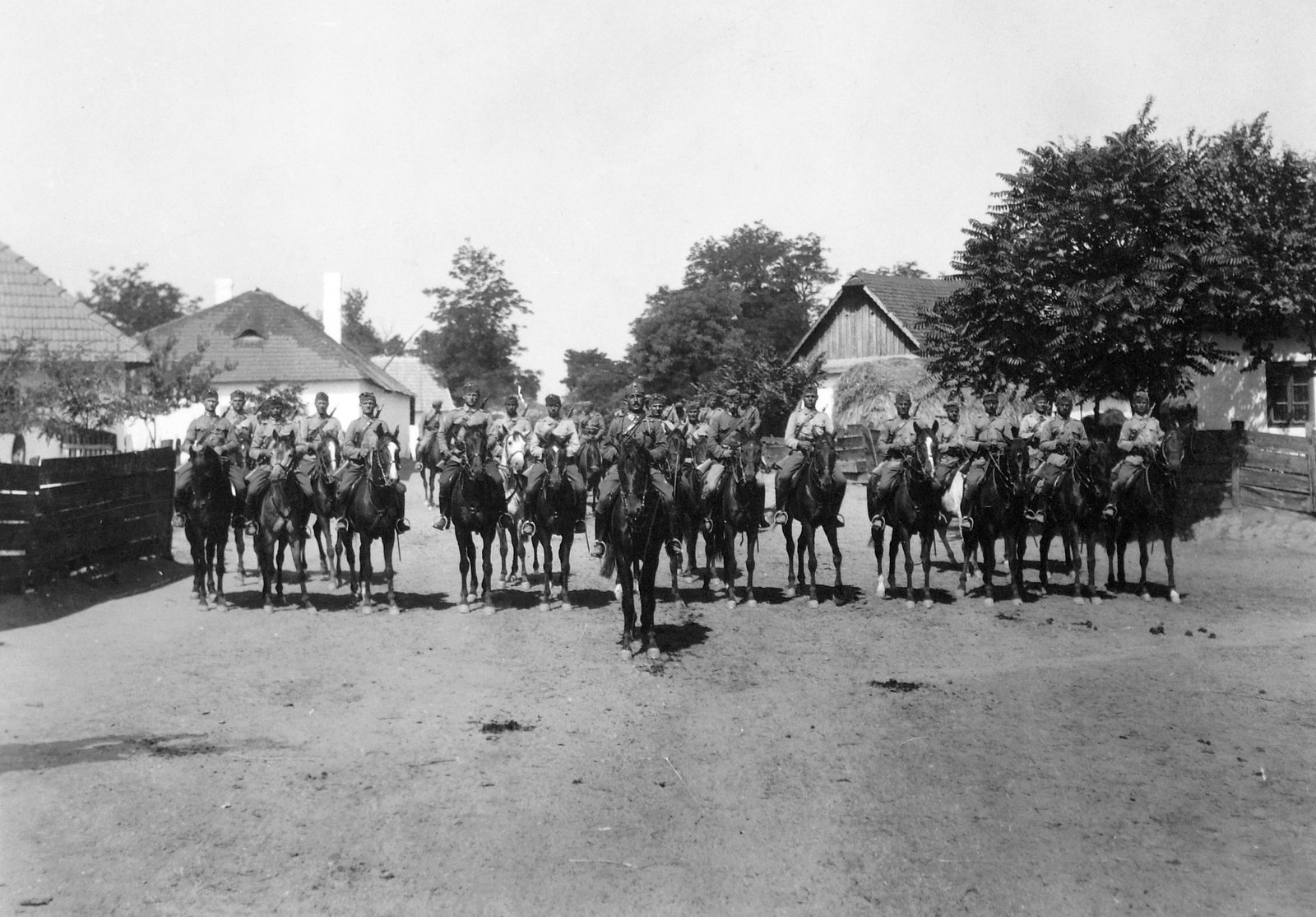 1920, Lencse Zoltán, falu, ló, katonaság, fegyver, csoportosulás, lovas, huszár, sokaság, lovaglás, lovasság, Fortepan #19413