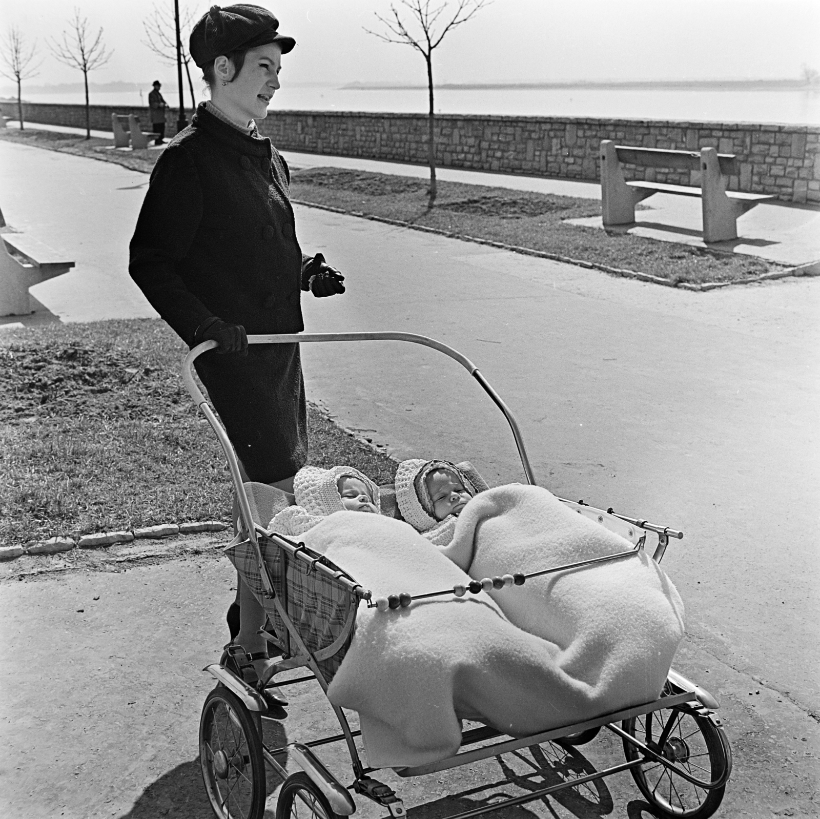 Hungary, Vác, Liszt Ferenc sétány a Duna-parton., 1967, Gábor Viktor, baby carriage, twins, Fortepan #194134