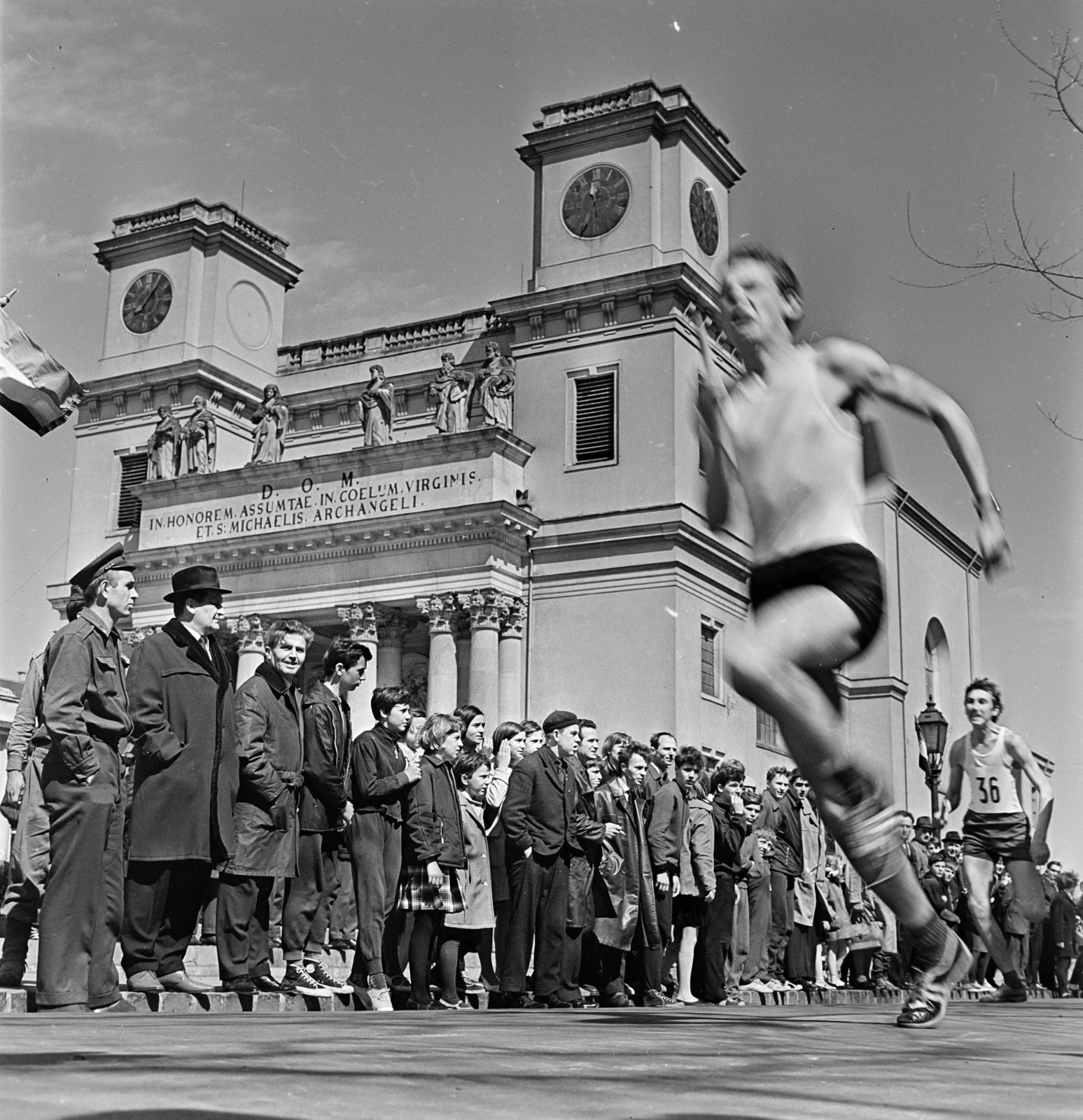 Hungary, Vác, Schuszter Konstantin (Konstantin) tér, utcai futóverseny, háttérben a Nagyboldogasszony-székesegyház., 1967, Gábor Viktor, gaping, audience, competitive running, Fortepan #194137