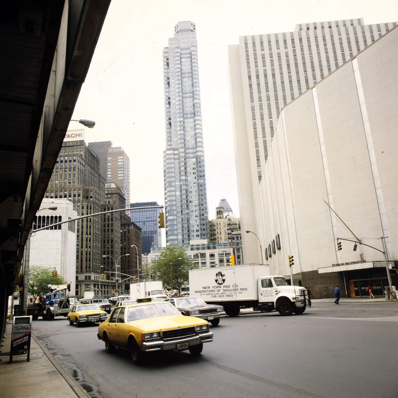 USA, New York, Broadway a Columbus Circle felé a Gulf & Western Building (később Trump International Hotel and Tower) mellől nézve. A kép közepén a felhőkarcoló a Central Park Place, a háttérben az One Worldwide Plaza tornyának a teteje, a kép jobb szélén a New York Coliseum épülete., 1990, Gábor Viktor, Fortepan #194152