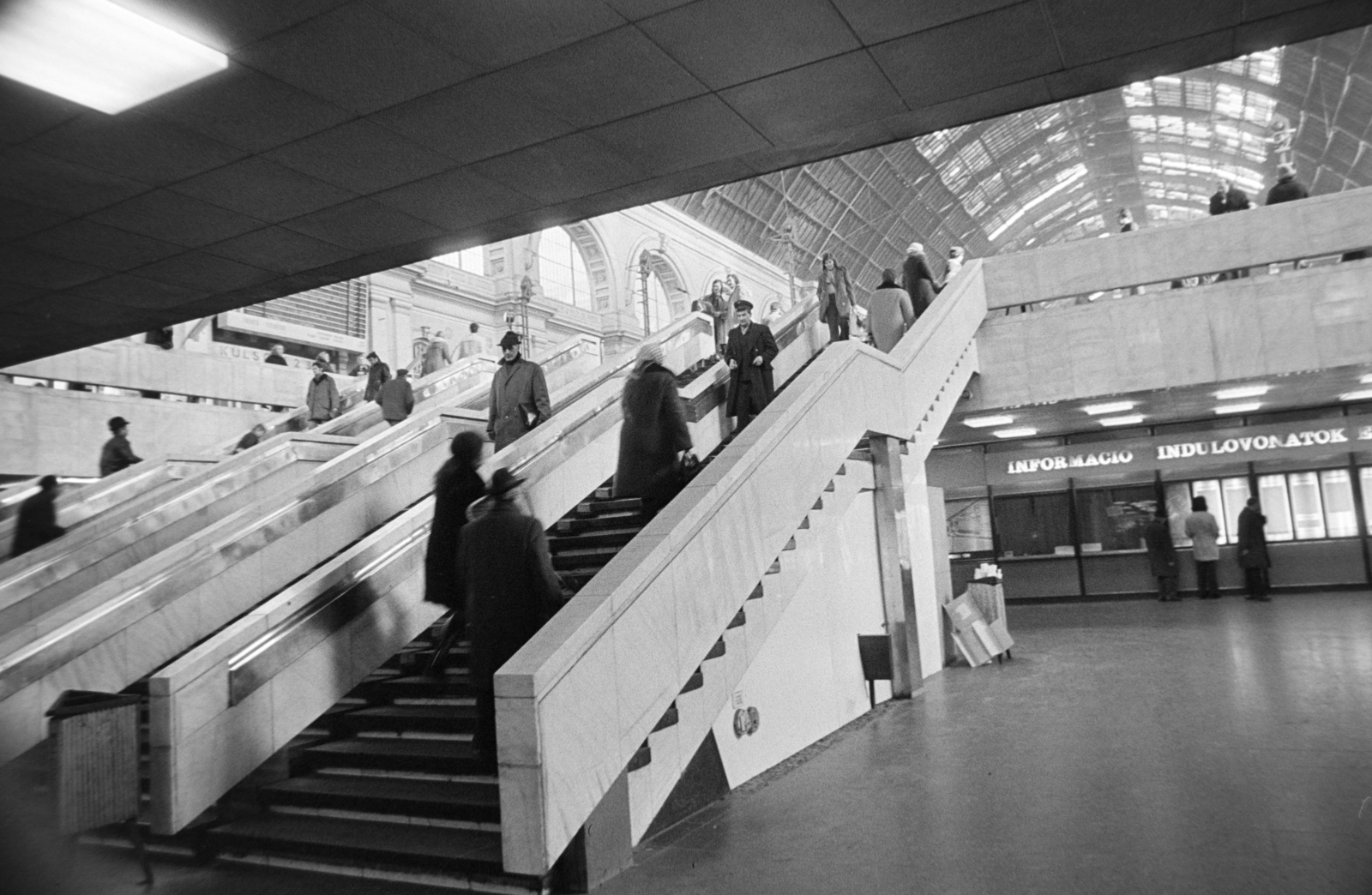 Magyarország, Budapest VIII., Baross tér, aluljáró, lépcső a Keleti pályaudvarhoz, 1975, Gábor Viktor, pályaudvar, Budapest, Fortepan #194167