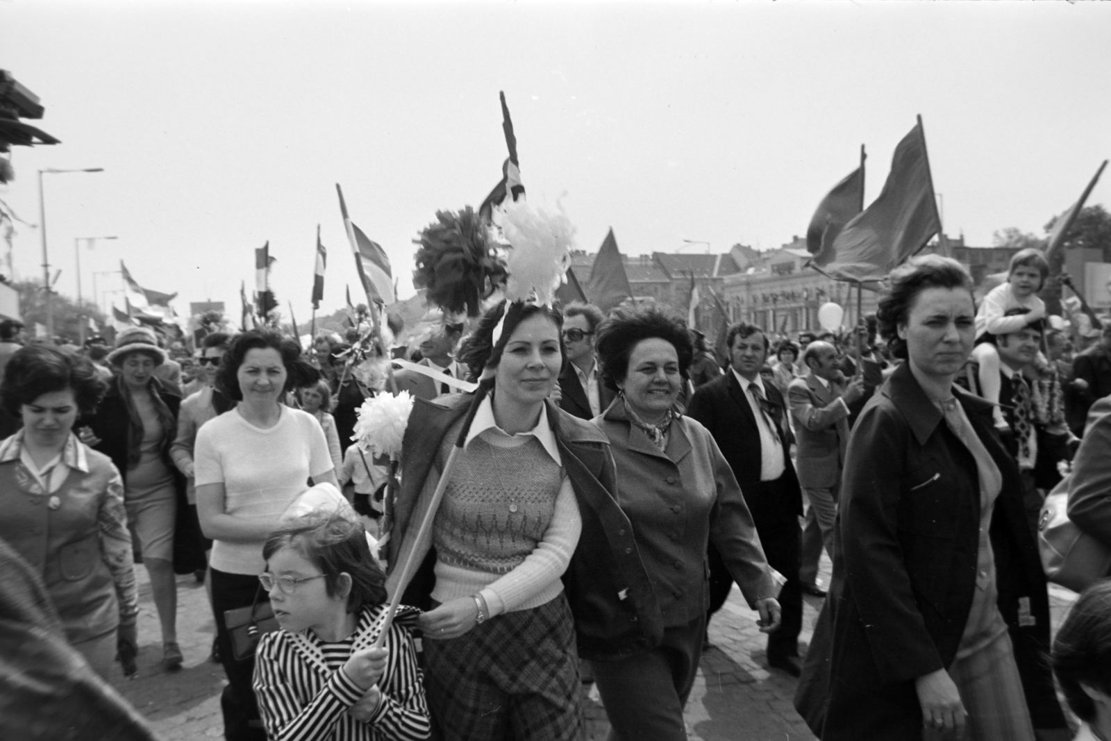 Hungary, Budapest XIV.,Budapest VI.,Budapest VII., Ötvenhatosok tere (Felvonulási tér), május 1-i felvonulás, háttérben a Dózsa György út házsora., 1975, Gábor Viktor, Budapest, Fortepan #194169