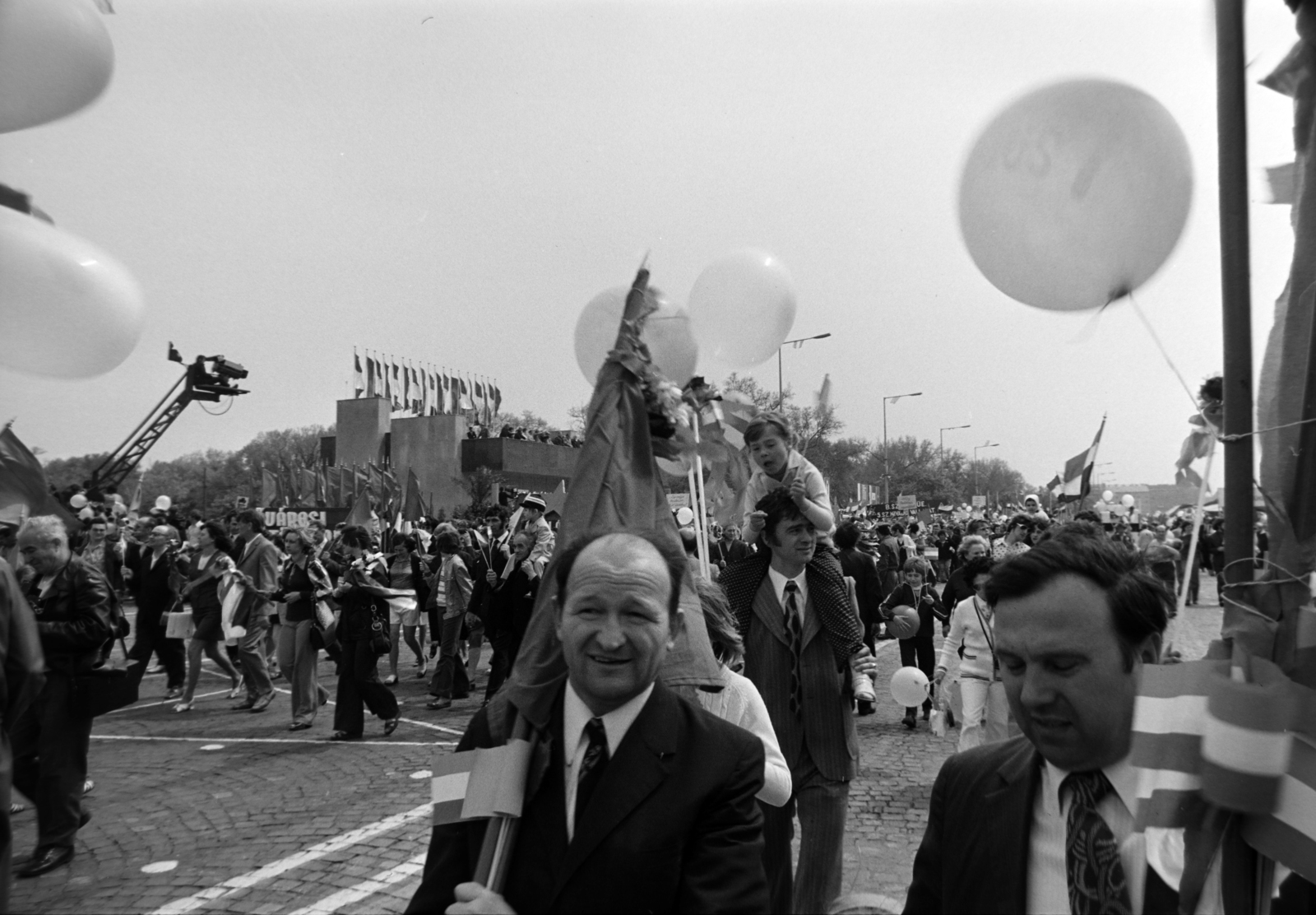 Hungary, Budapest XIV., Ötvenhatosok tere (Felvonulási tér), május 1-i felvonulás, balra a dísztribün., 1975, Gábor Viktor, Budapest, Fortepan #194170