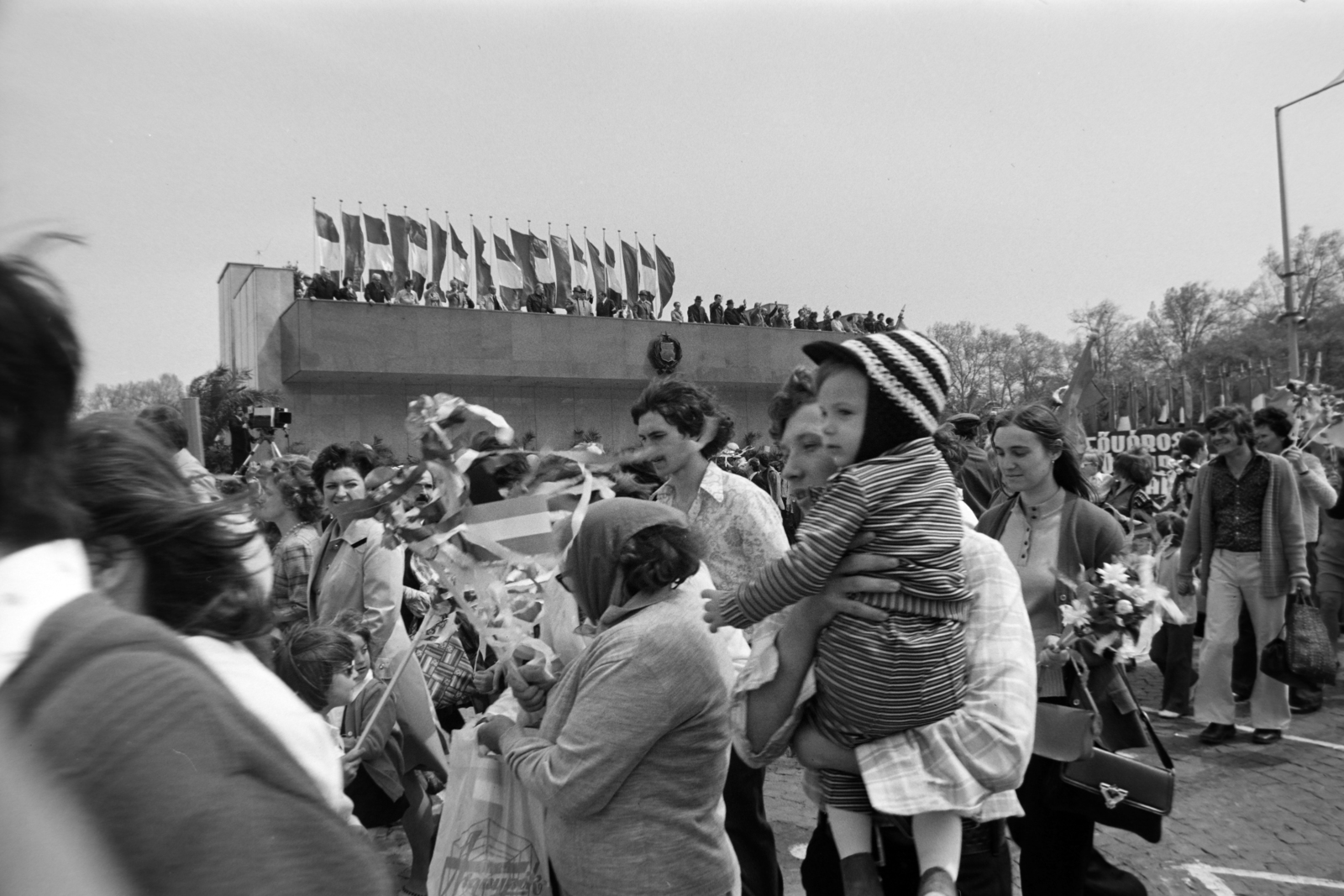 Hungary, Budapest XIV., Ötvenhatosok tere (Felvonulási tér), május 1-i felvonulás, háttérben a dísztribün., 1975, Gábor Viktor, Budapest, Fortepan #194172