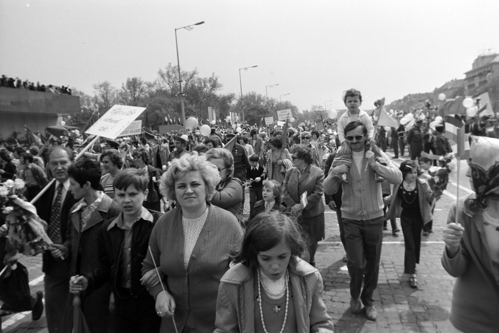 Hungary, Budapest XIV.,Budapest VI.,Budapest VII., Ötvenhatosok tere (Felvonulási tér), május 1-i felvonulás, balra a dísztribün, jobbra a Dózsa György út házsora., 1975, Gábor Viktor, Budapest, Fortepan #194173