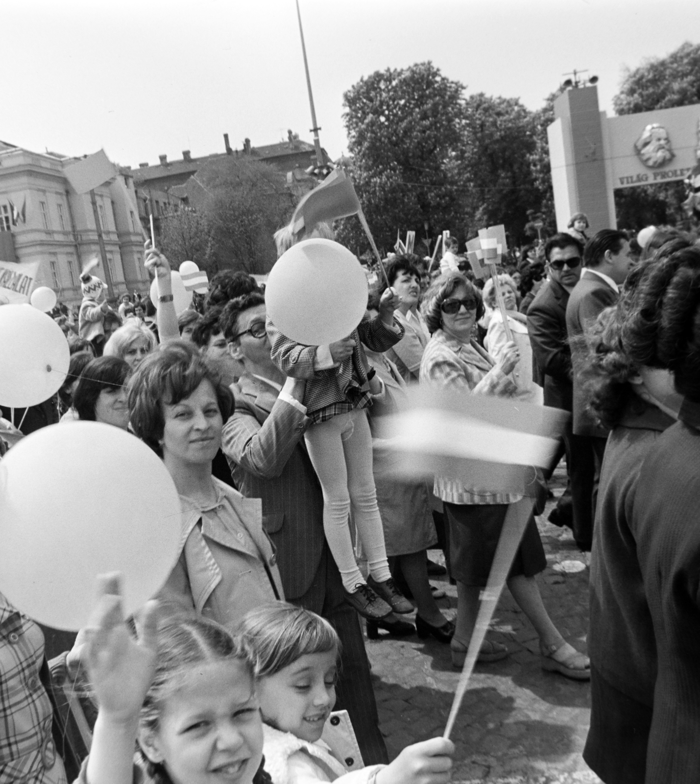Hungary, Budapest XIV.,Budapest VII., Ötvenhatosok tere (Felvonulási tér) a Városligeti (Gorkij) fasornál, május 1-i felvonulás., 1975, Gábor Viktor, Budapest, Fortepan #194175