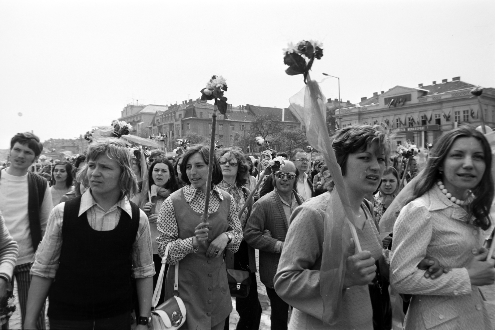 Hungary, Budapest XIV.,Budapest VI.,Budapest VII., Ötvenhatosok tere (Felvonulási tér), május 1-i felvonulás, háttérben a Dózsa György út házsora., 1975, Gábor Viktor, Budapest, Fortepan #194179