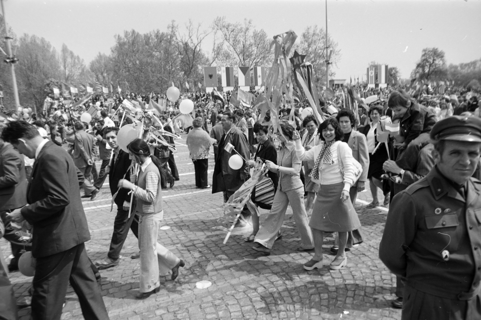 Magyarország, Budapest XIV., Ötvenhatosok tere (Felvonulási tér), május 1-i felvonulás., 1975, Gábor Viktor, Budapest, Fortepan #194183