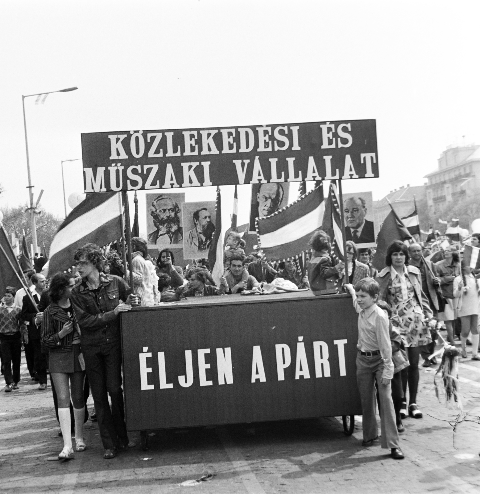 Magyarország, Budapest XIV., Ötvenhatosok tere (Felvonulási tér), május 1-i felvonulás., 1975, Gábor Viktor, Budapest, Fortepan #194186