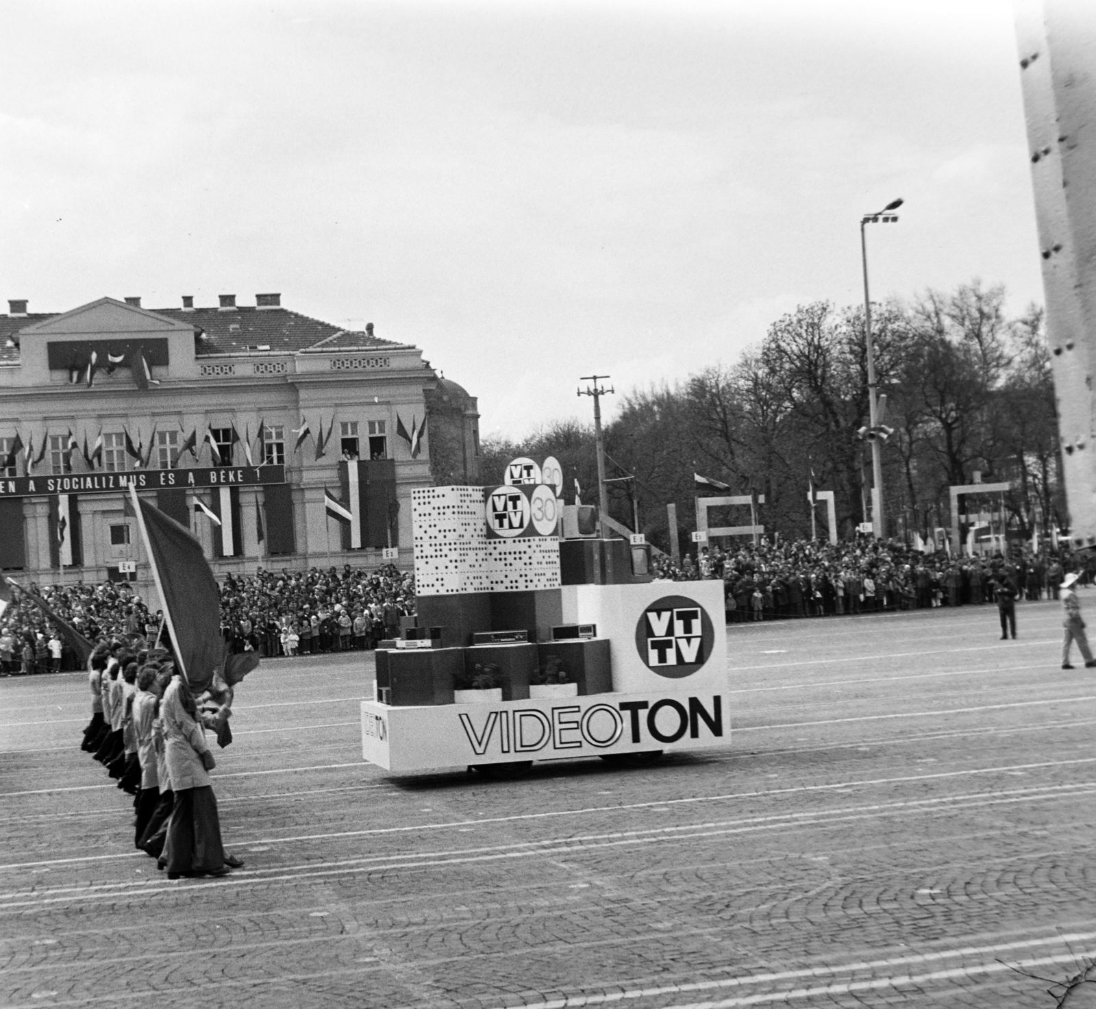 Hungary, Budapest XIV.,Budapest VII., Ötvenhatosok tere (Felvonulási tér) a Városligeti (Gorkij) fasornál, május 1-i felvonulás., 1975, Gábor Viktor, Budapest, Fortepan #194188