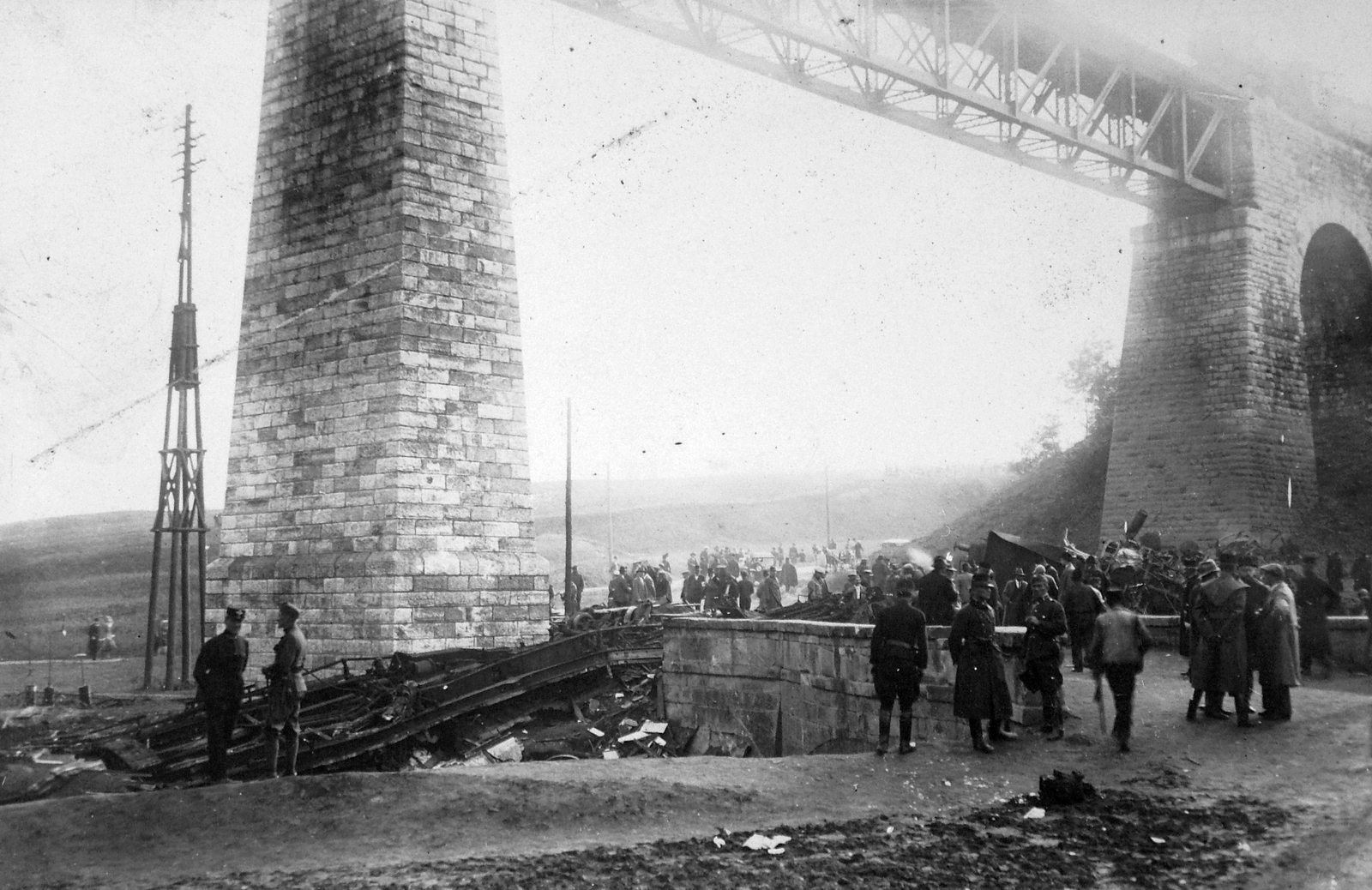 Hungary, Biatorbágy, a felvétel a vasúti viaduktnál az 1931. szeptember 13-i merénylet után készült., 1931, Lencse Zoltán, Hungarian Railways, railway, bridge, mass, wreck, railway bridge, gendarme, crime scene investigation, felony, Fortepan #19419